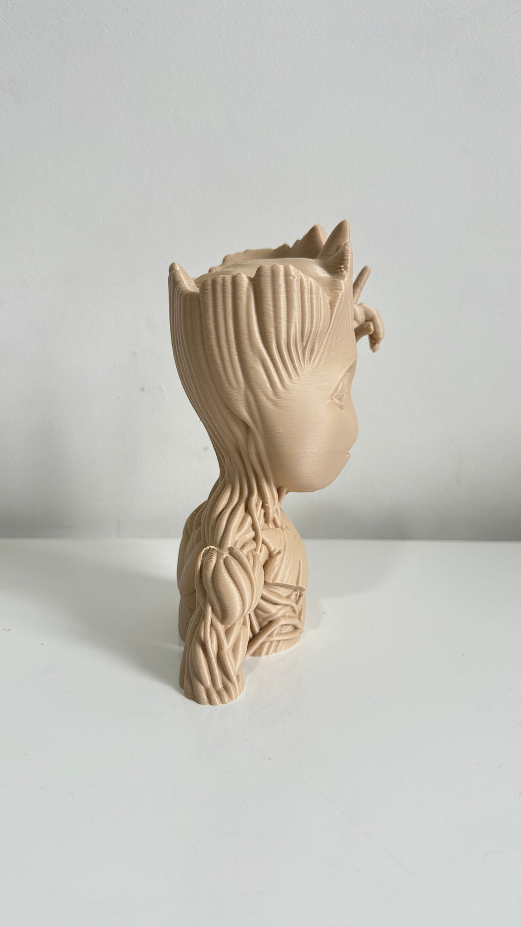 Buste de petit personnage arbre beige, vue de profil