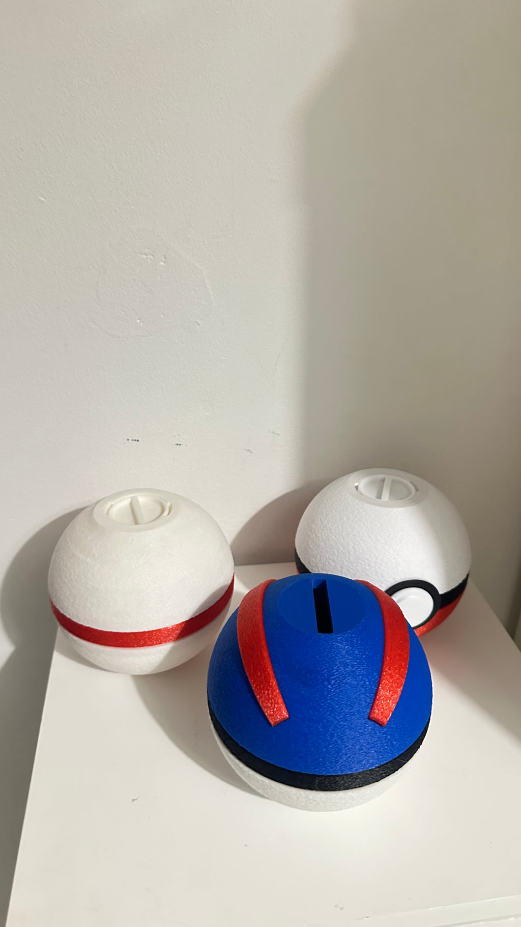 Trois tirelires boules côte à côte