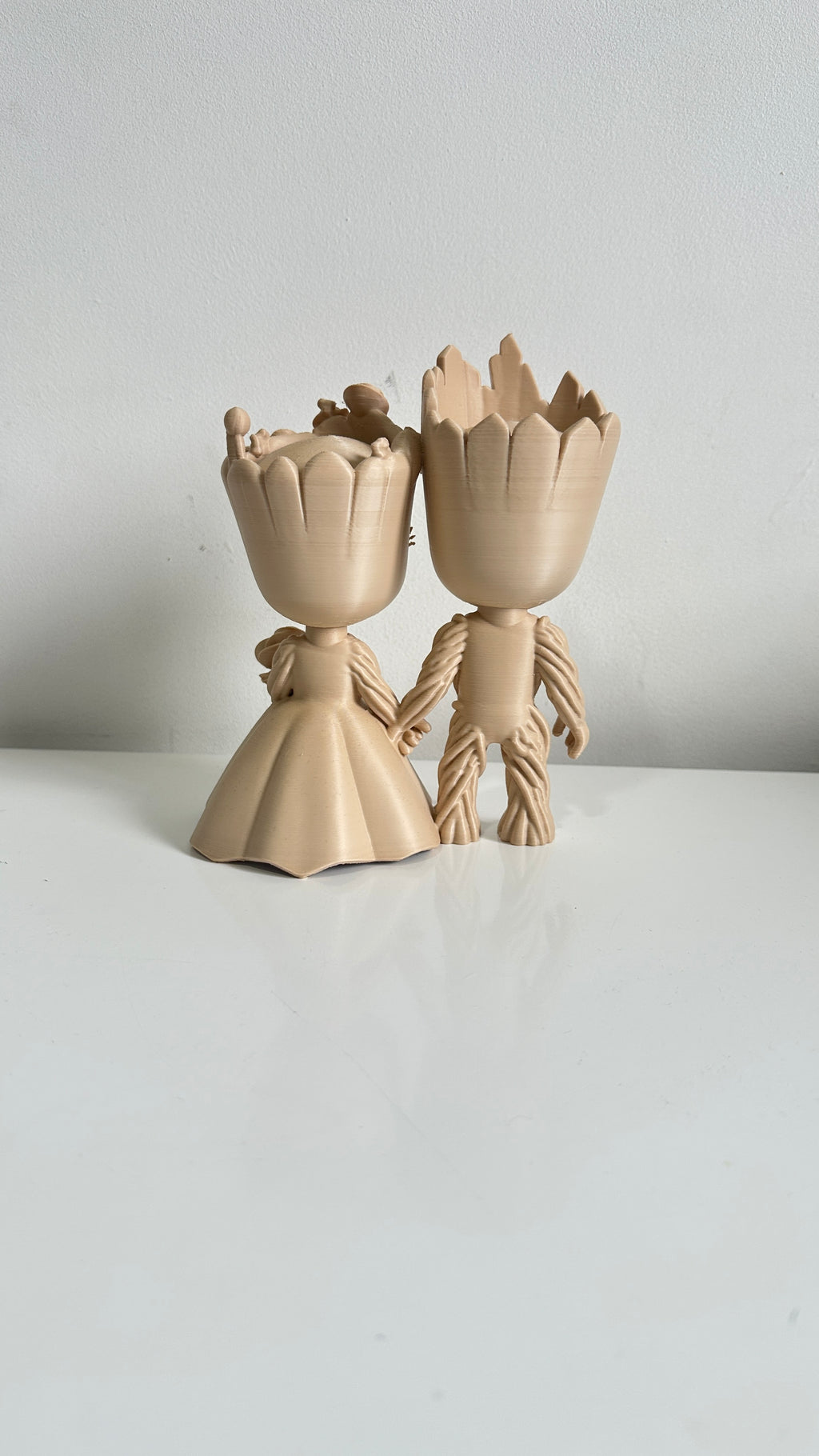 Figurine couple de mariés petits arbres beiges, vue de trois quarts