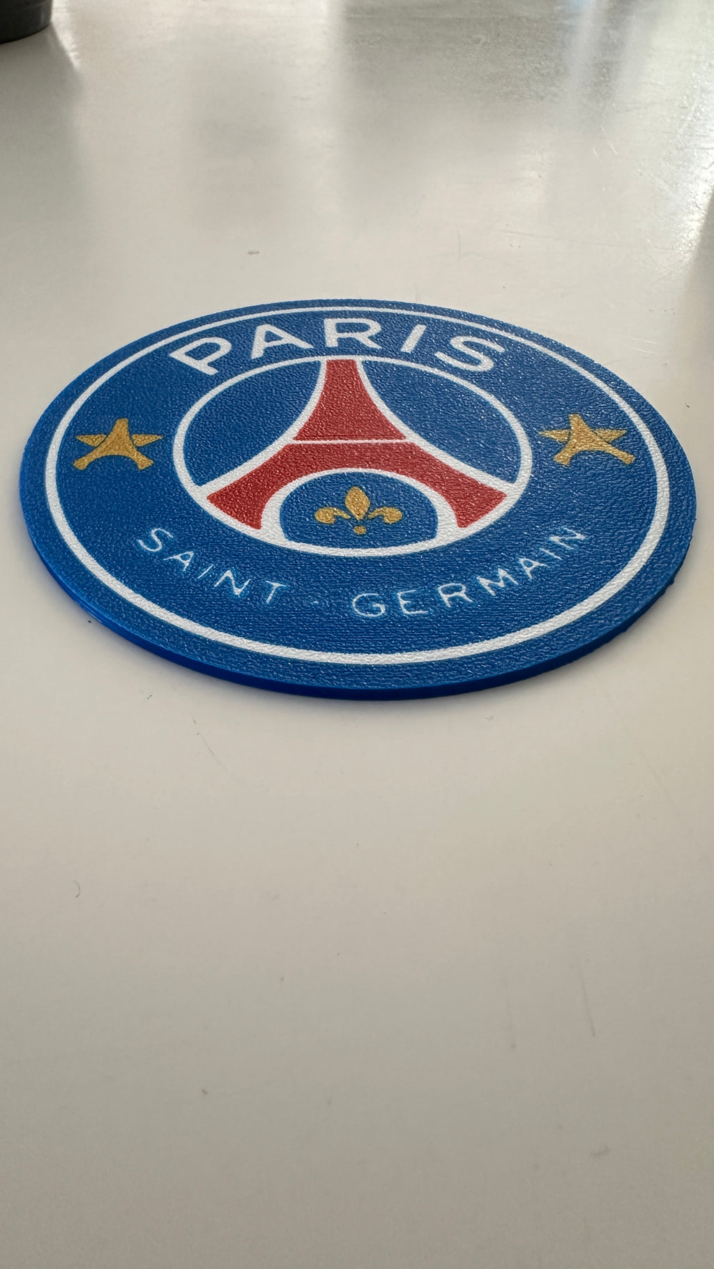 Dessous de verre bleu posé à plat