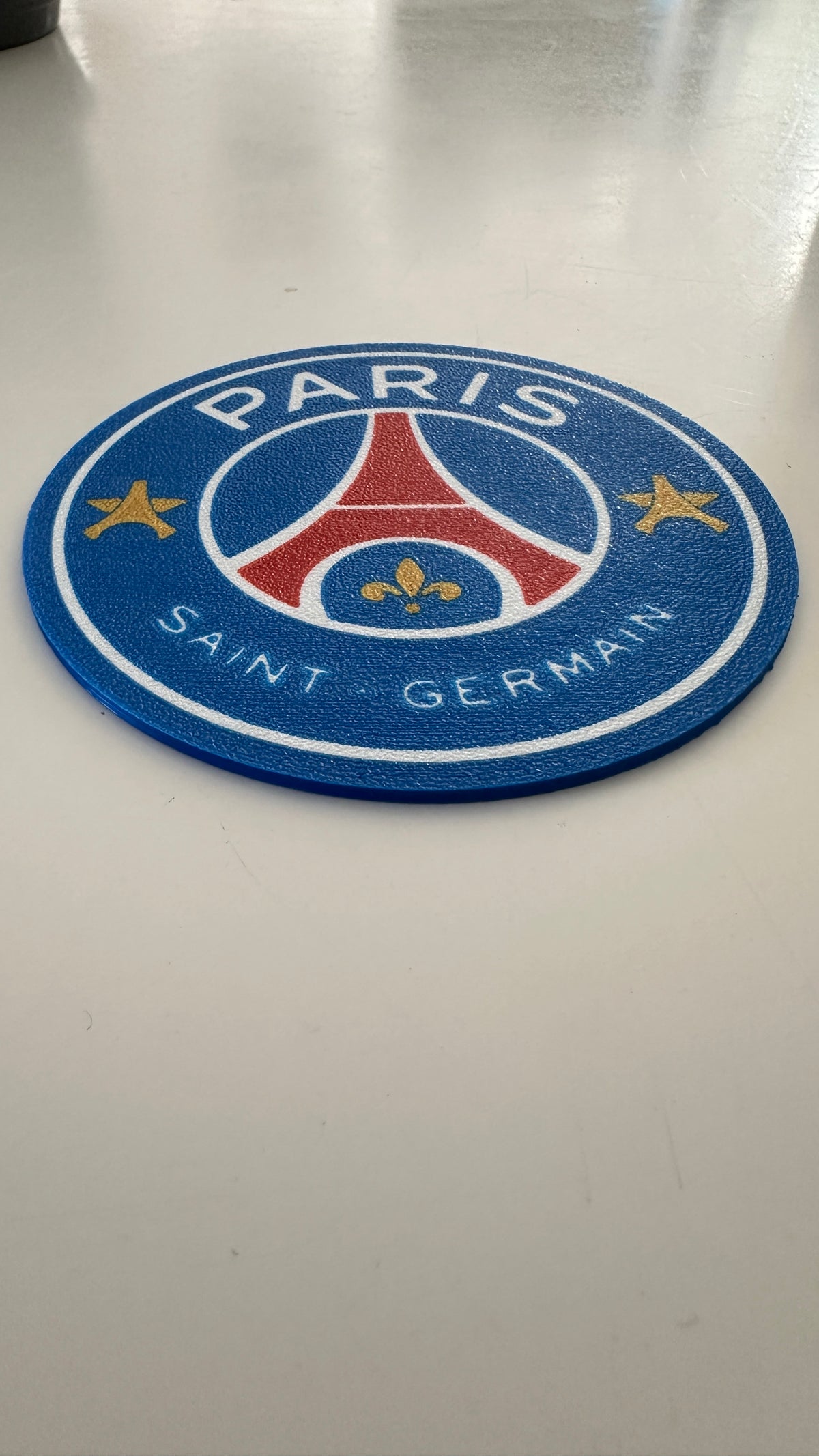 Dessous de verre bleu posé à plat