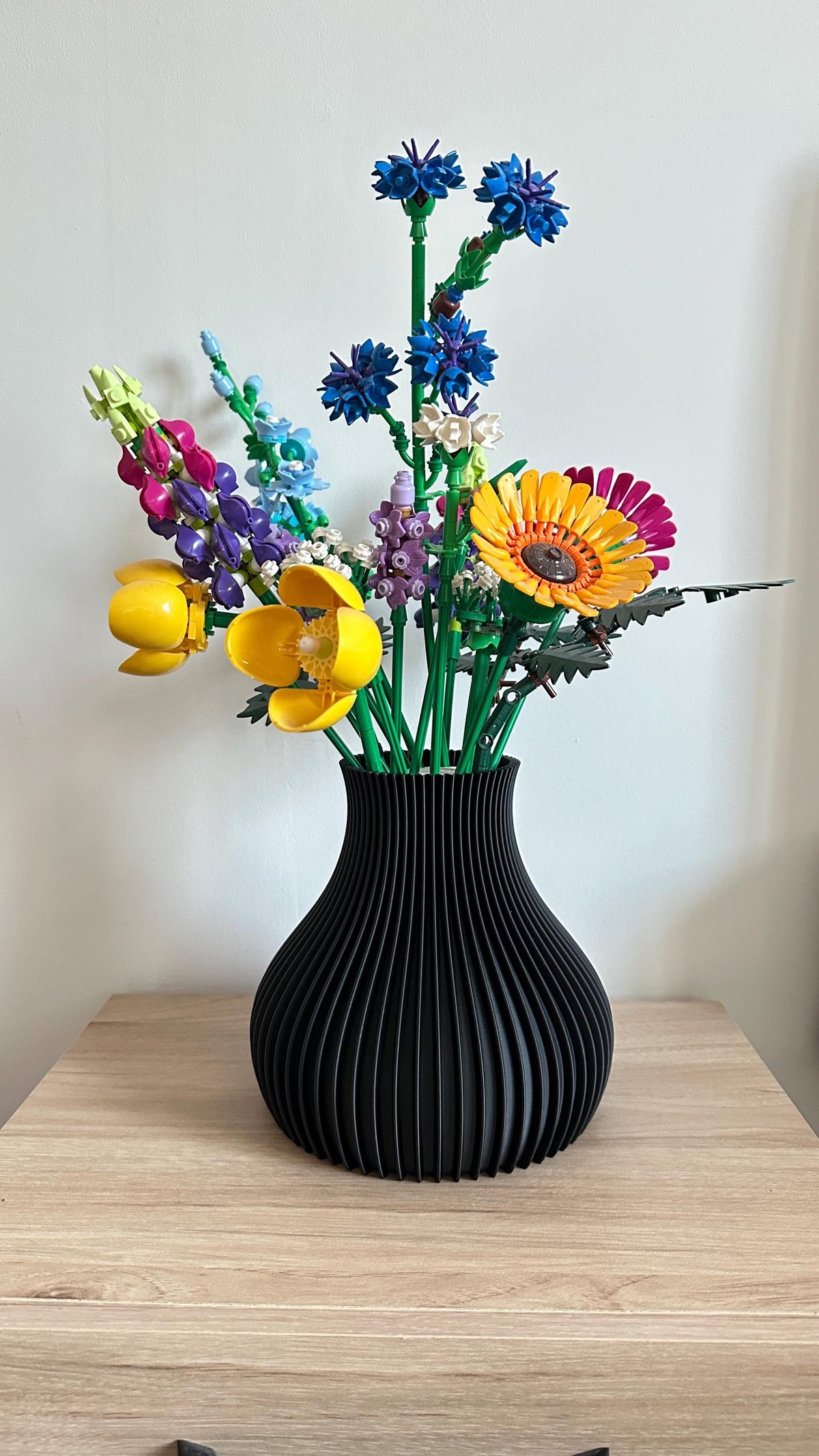Vase pansu cannelé noir avec bouquet de fleurs sauvages LEGO®