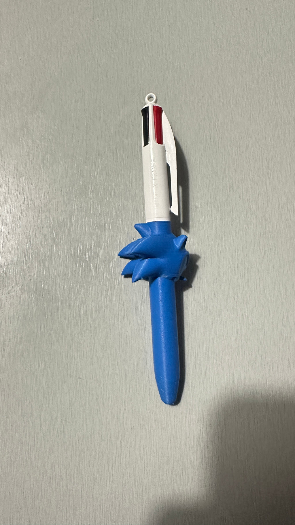 Stylo avec figurine bleue, vue de face