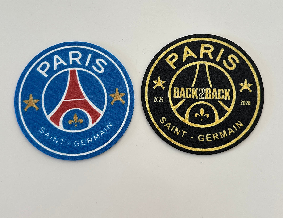 Dessous de verre bleu et noir côte à côte