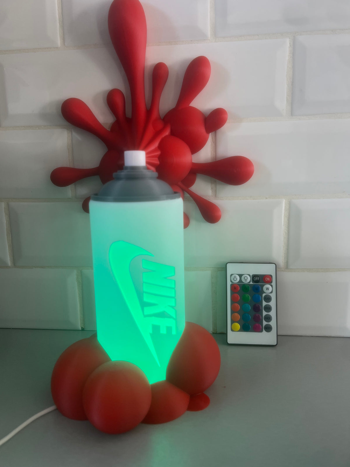 Lampe bombe de peinture style graffiti, éclaboussures rouges, éclairage LED allumé