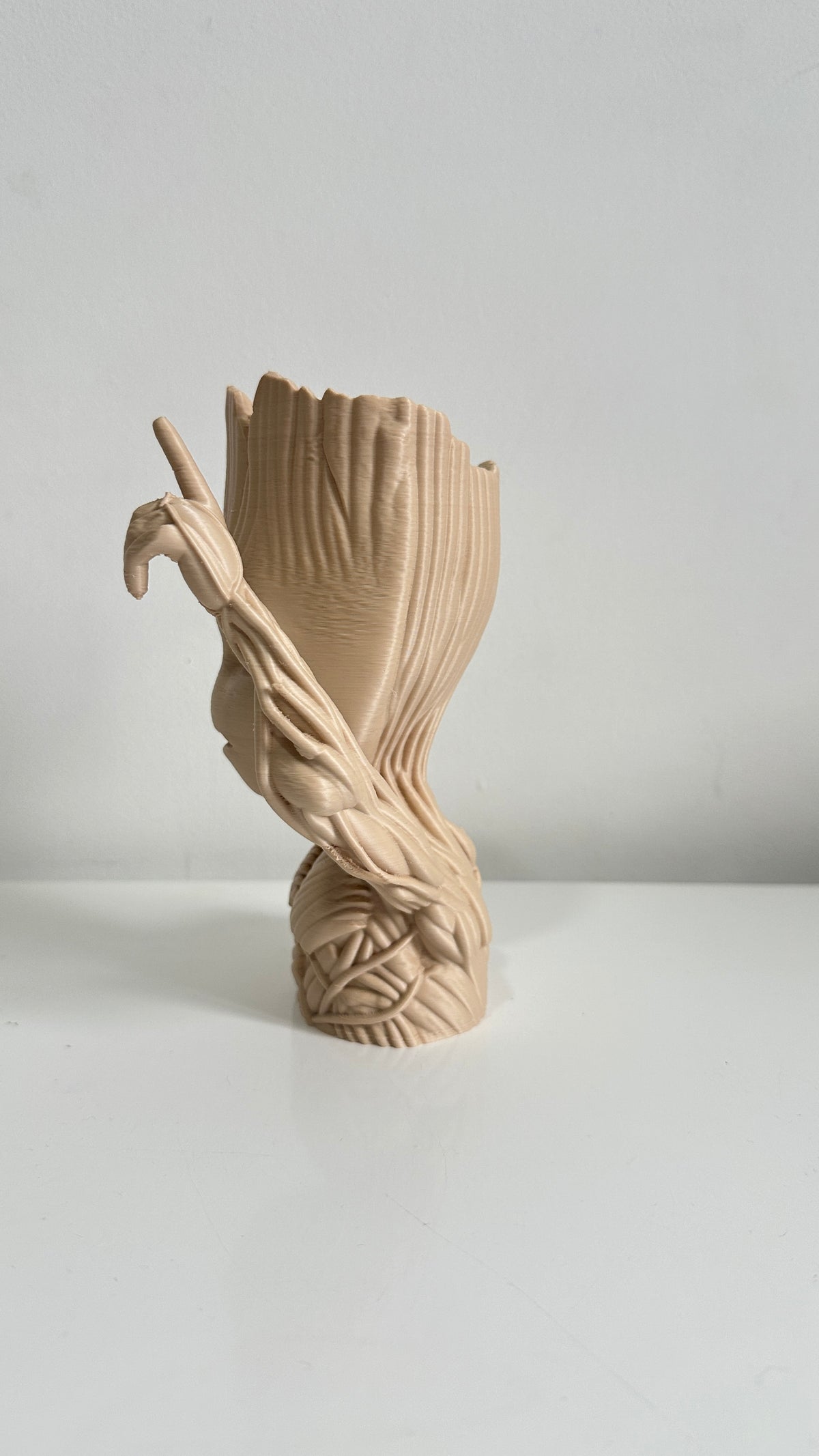 Buste de petit personnage arbre beige, vue de dos