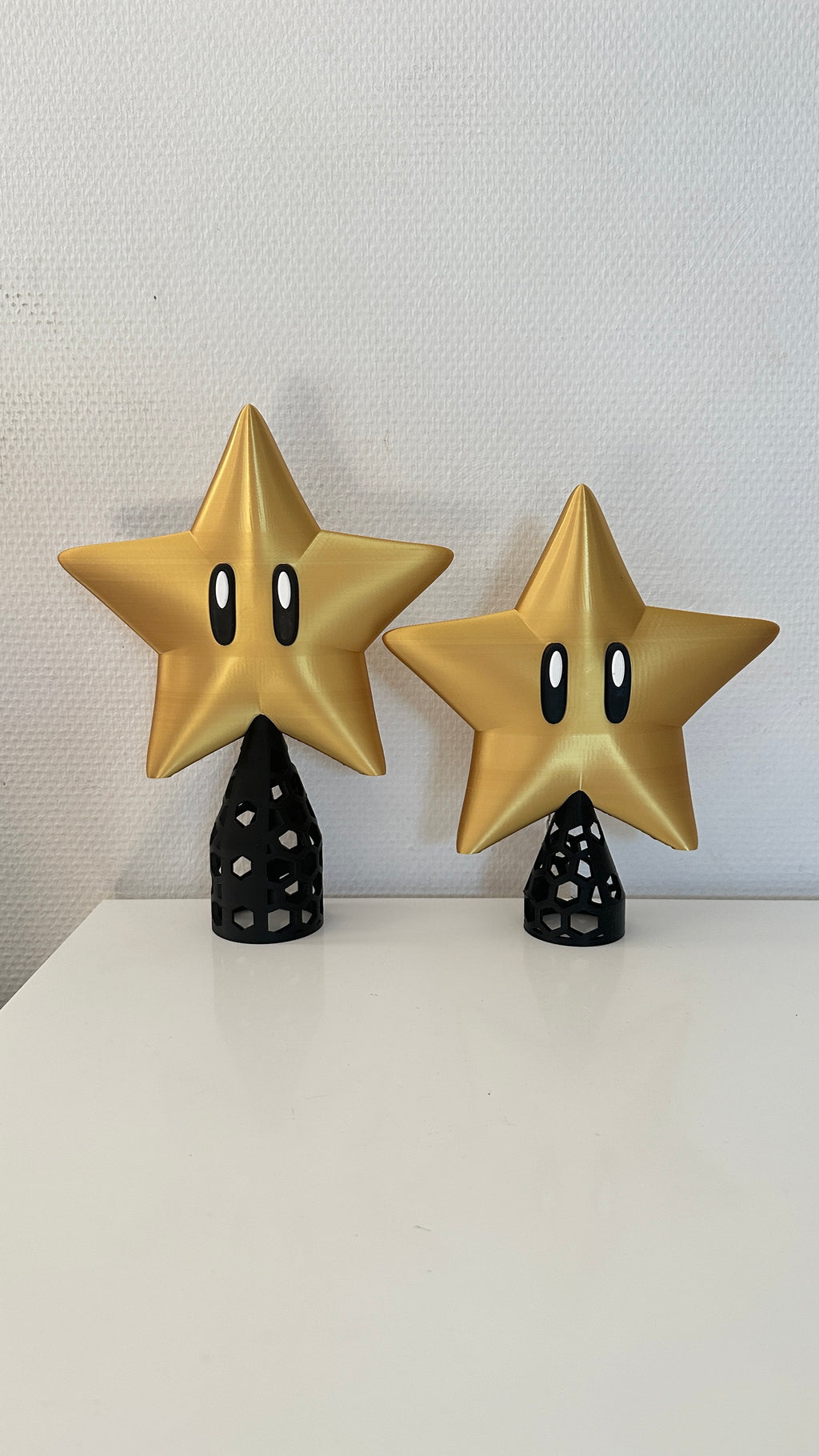 Deux étoiles à grands yeux dorées