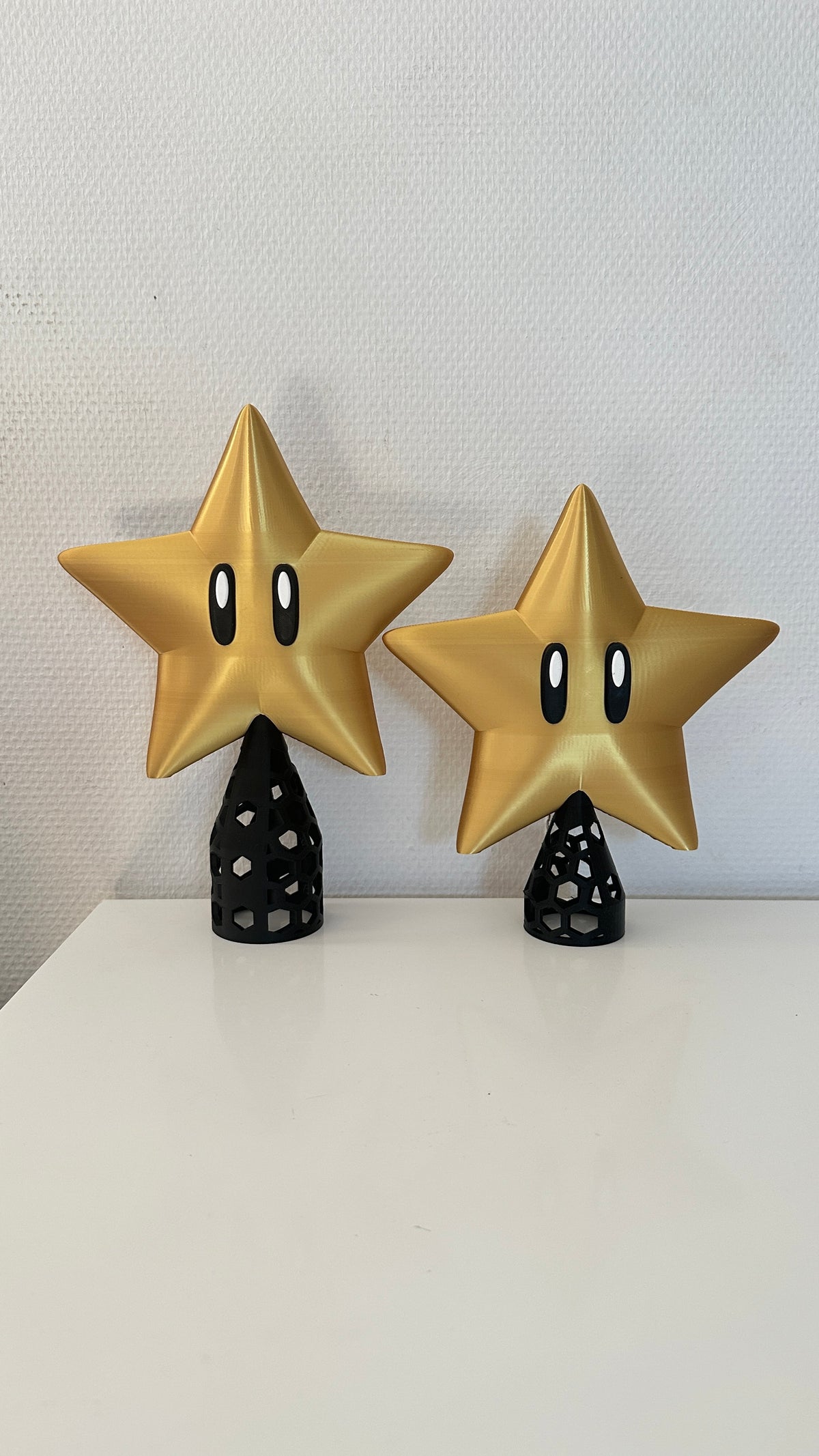 Deux étoiles à grands yeux dorées