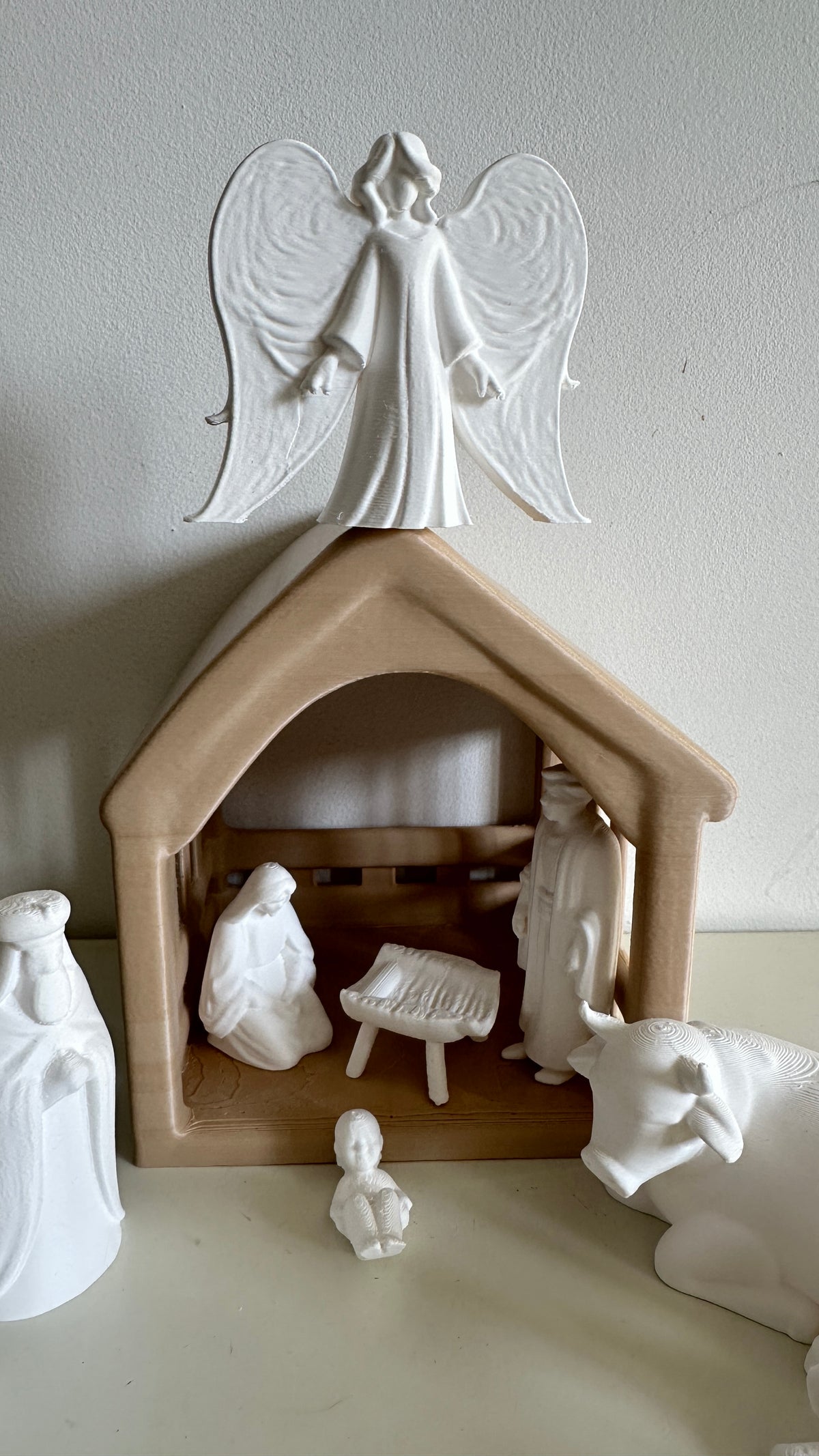 Crèche de Noël complète avec l’ange au sommet de l’étable