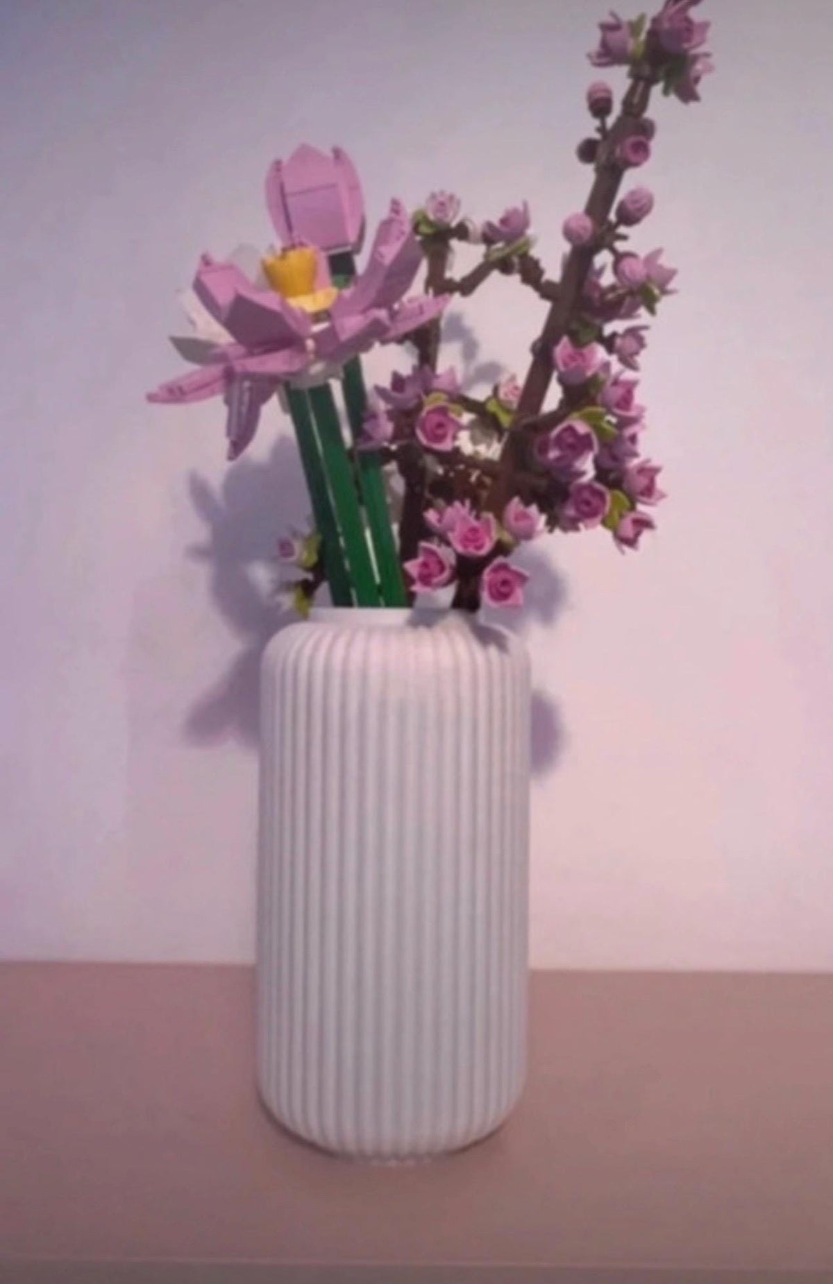 Vase cannelé blanc avec fleur de lotus et branches de cerisier LEGO®