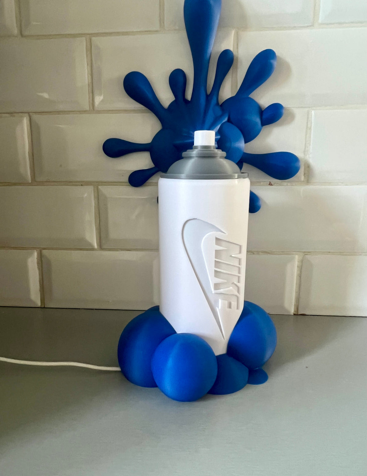 Lampe bombe de peinture style graffiti, éclaboussures bleues, éclairage LED allumé
