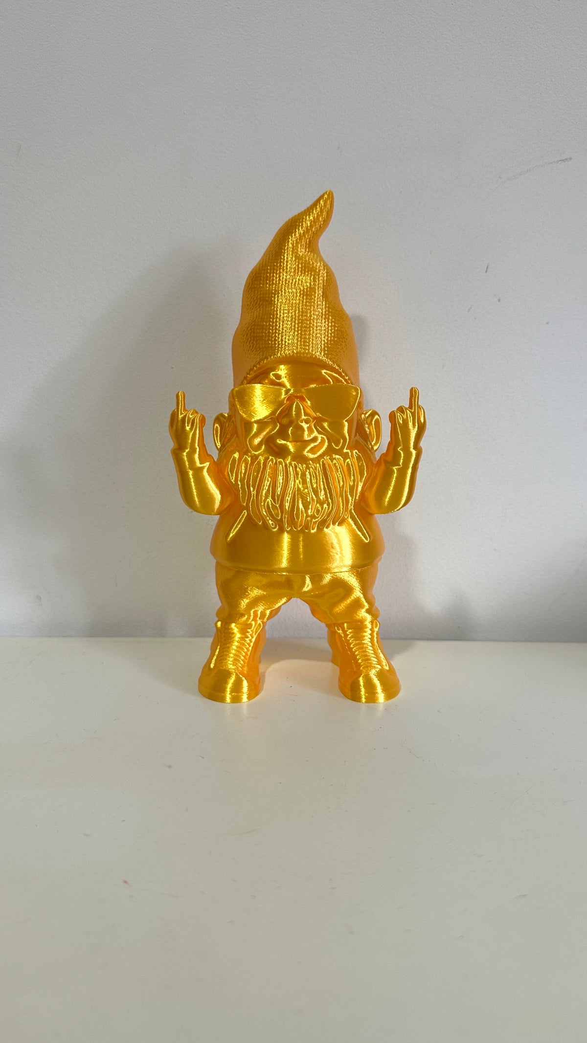 Nain décoratif doré humoristique faisant un doigt d’honneur, petit modèle