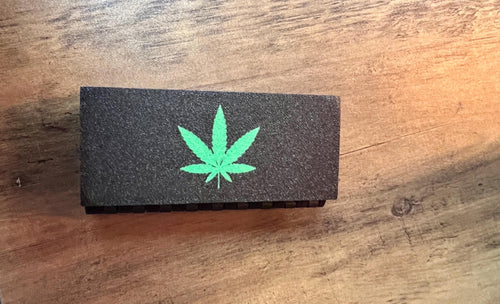 Boîte de rangement noire fermée avec logo vert sur le couvercle