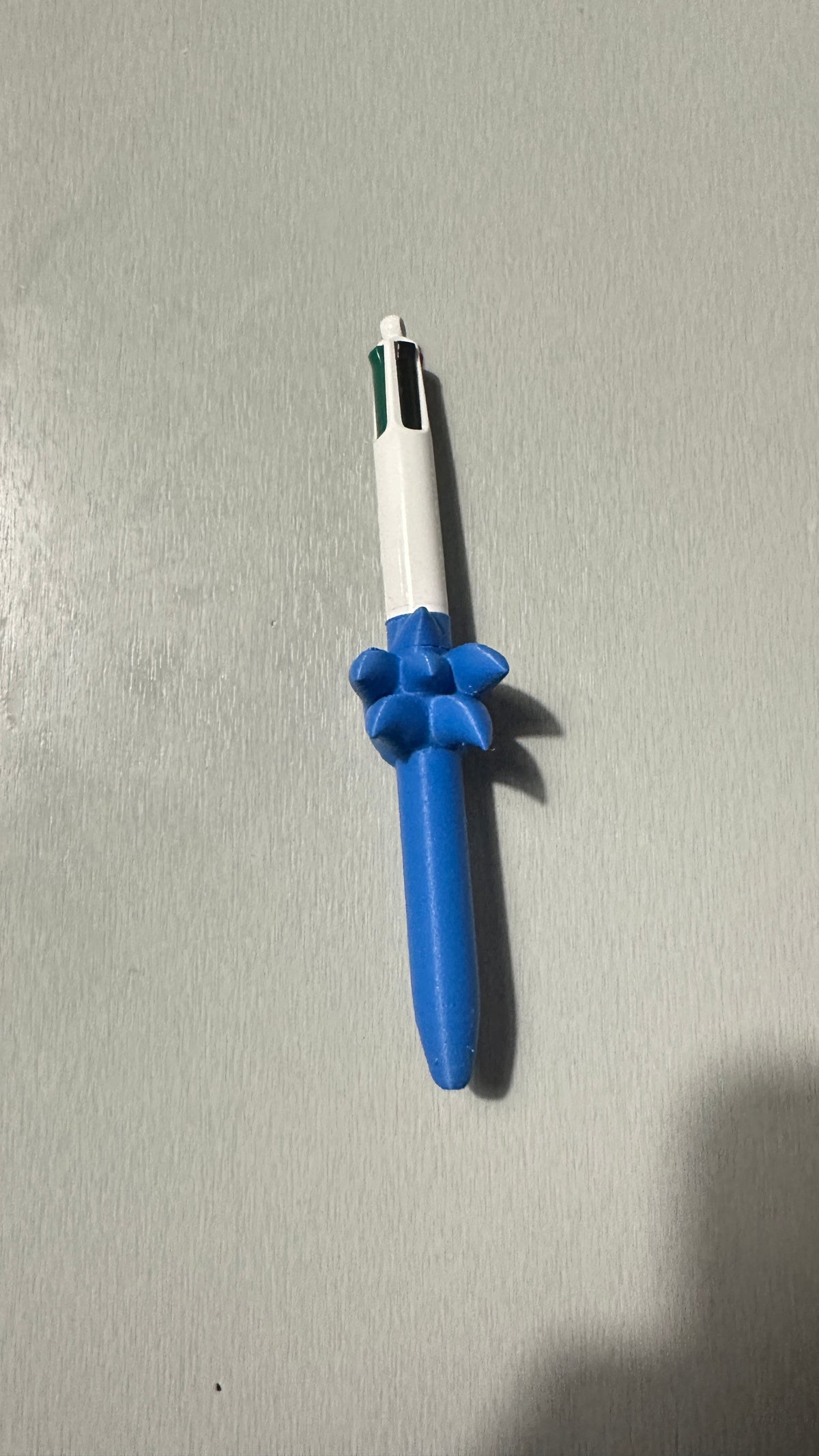 Stylo avec figurine bleue, vue de profil