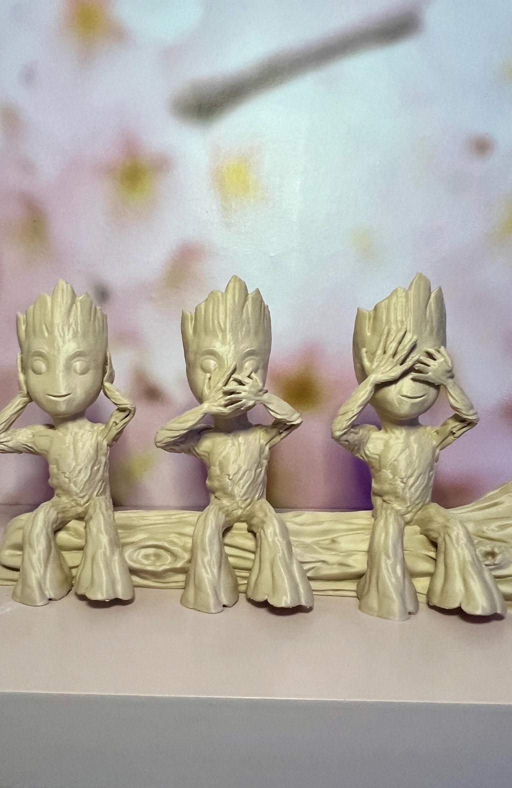 Trio de figurines beiges des trois sagesses, vue de trois quarts