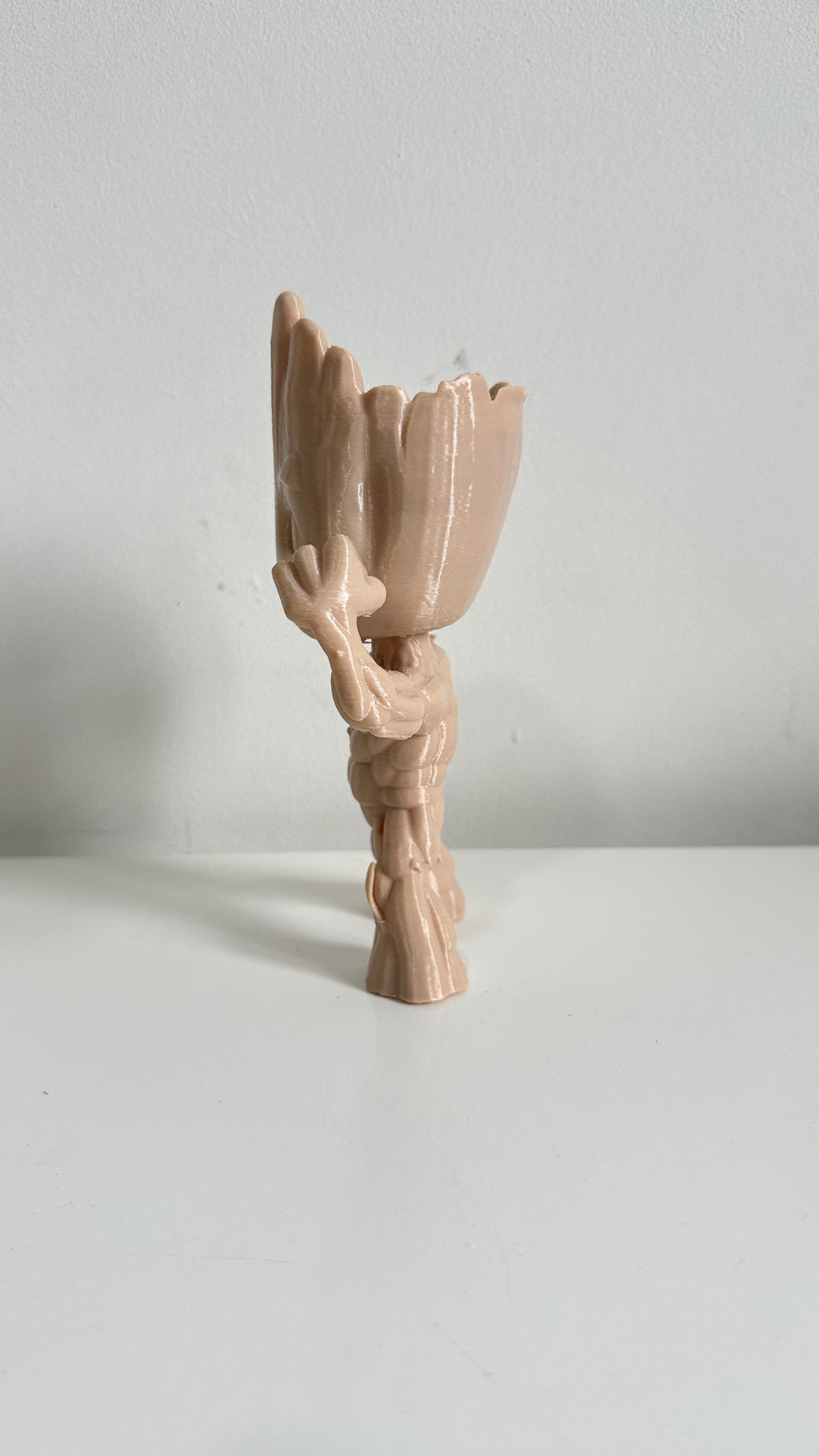 Figurine petit arbre musclé beige, vue de dos