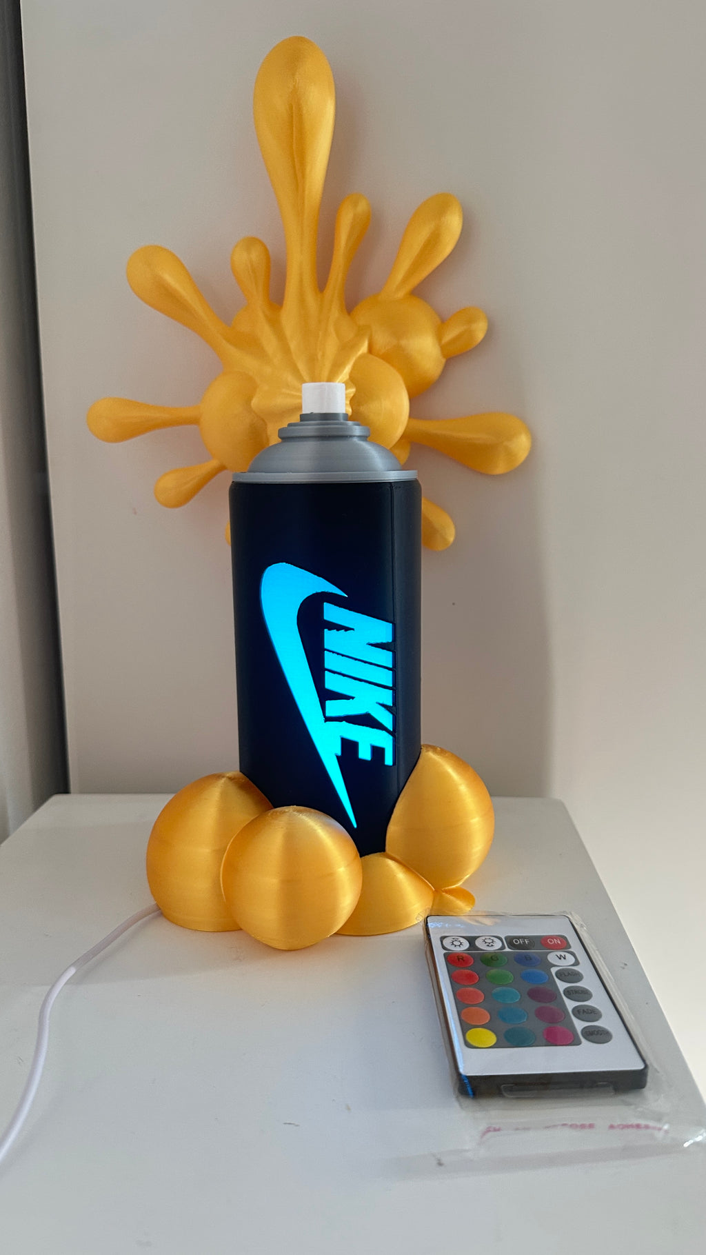 Lampe bombe de peinture style graffiti, éclaboussures jaunes, éclairage LED allumé