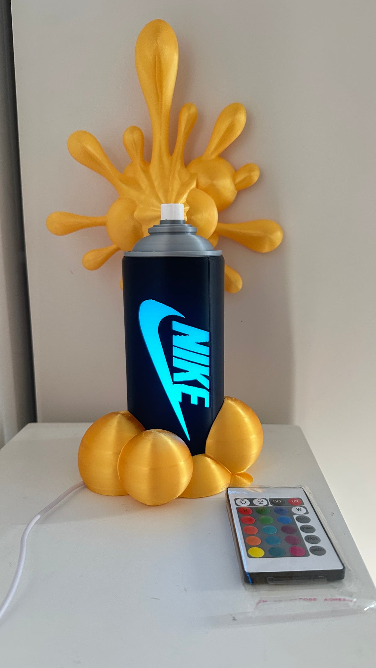 Lampe bombe de peinture style graffiti, éclaboussures jaunes, éclairage LED allumé