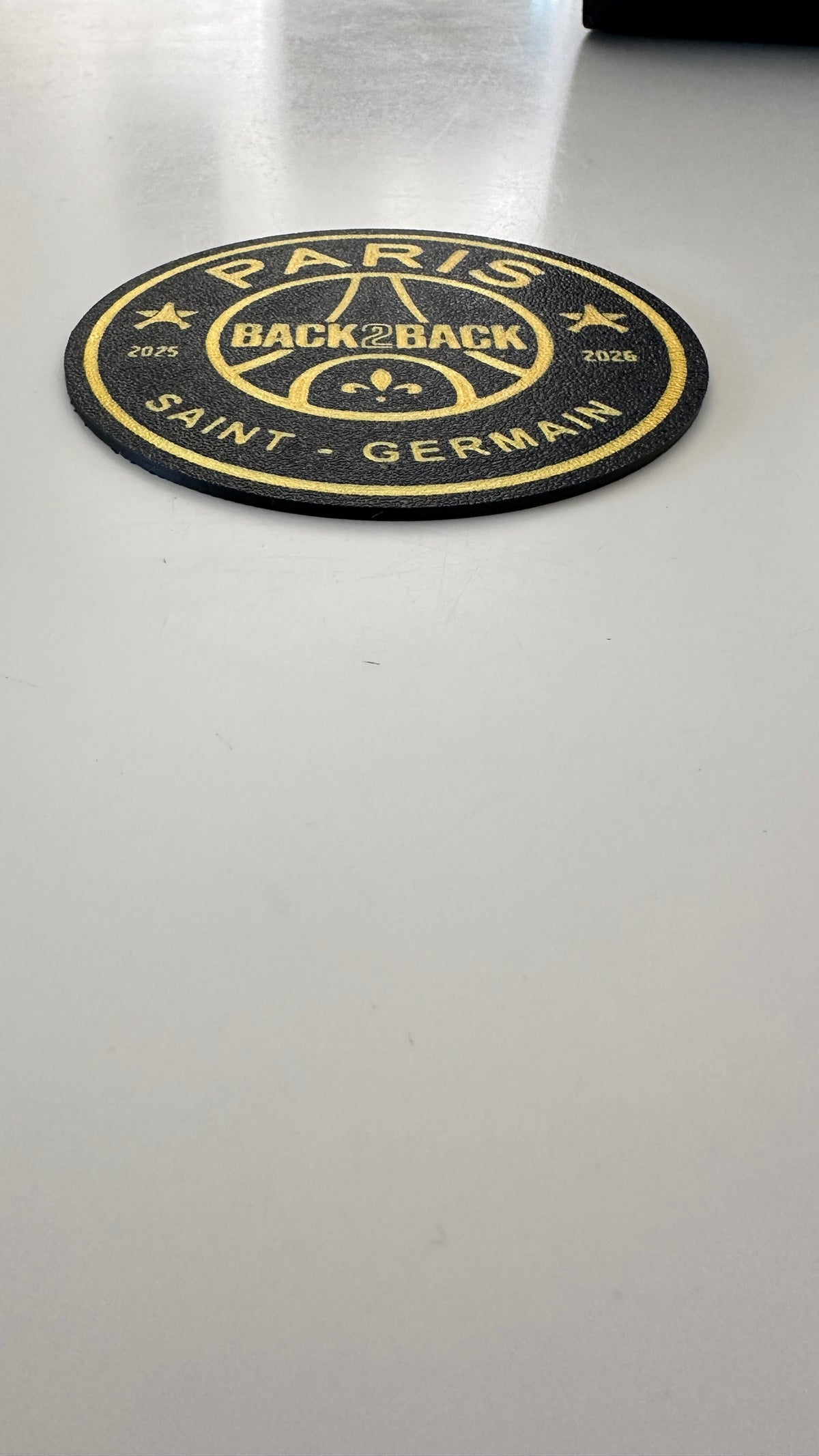 Dessous de verre noir posé à plat