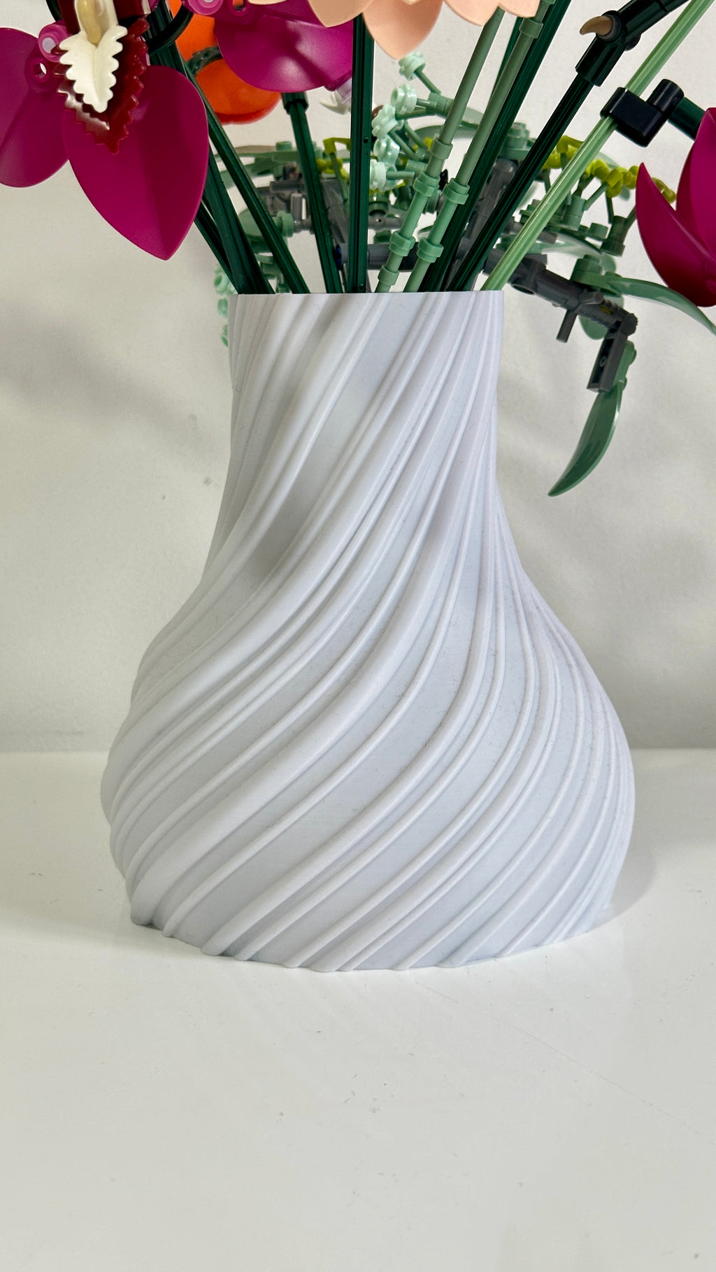 Gros plan sur les spirales du vase effet argile blanc