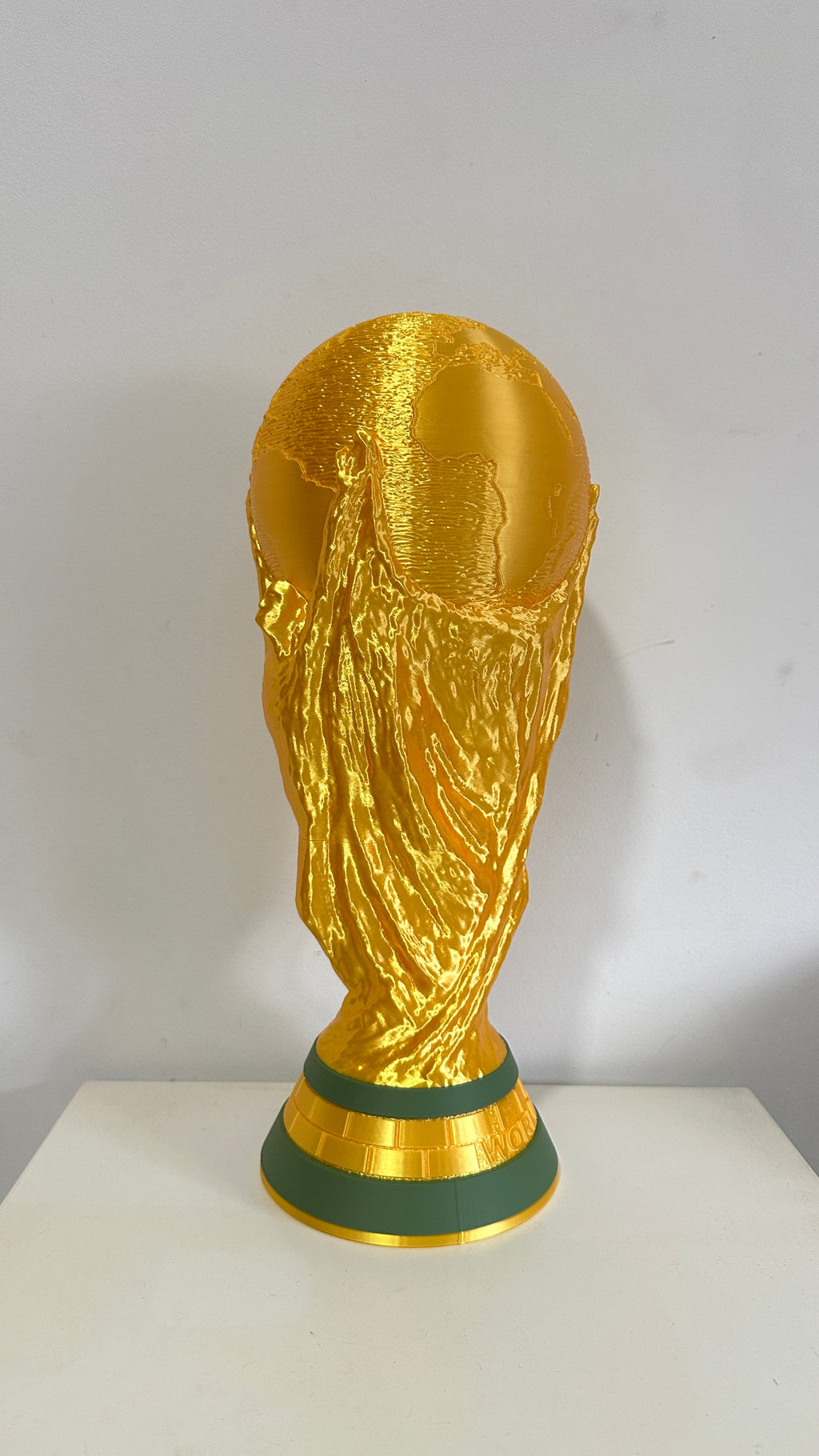 Trophée de football doré, vue de trois quarts