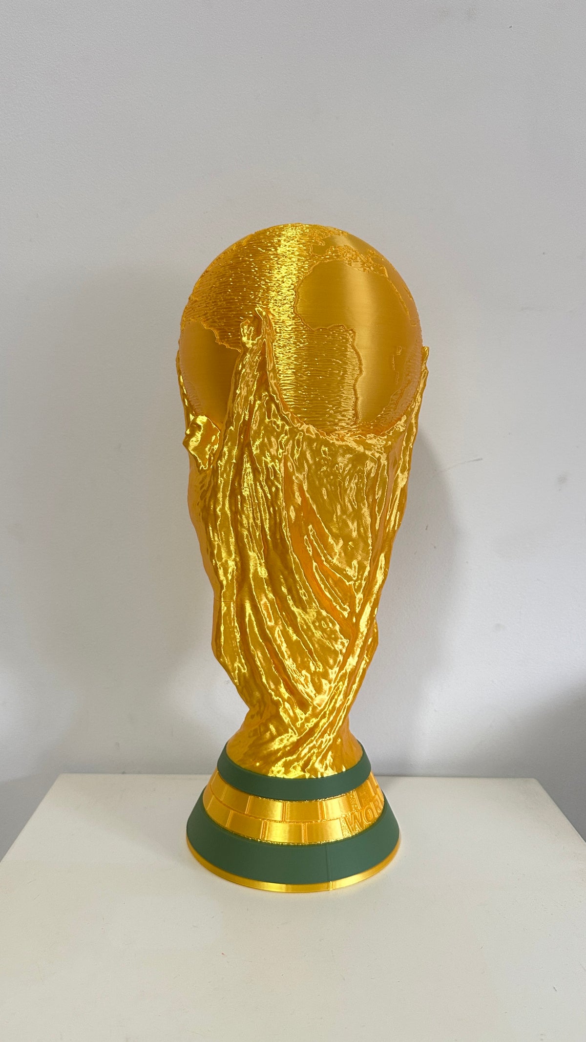 Trophée de football doré, vue de trois quarts