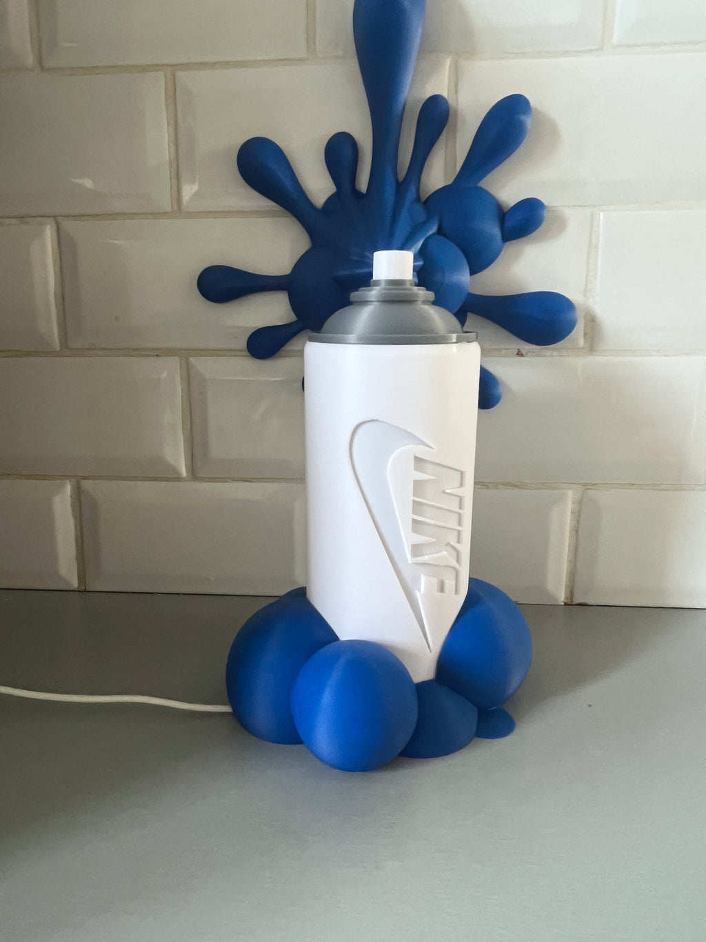 Lampe bombe de peinture style graffiti, éclaboussures bleues, éclairage LED allumé