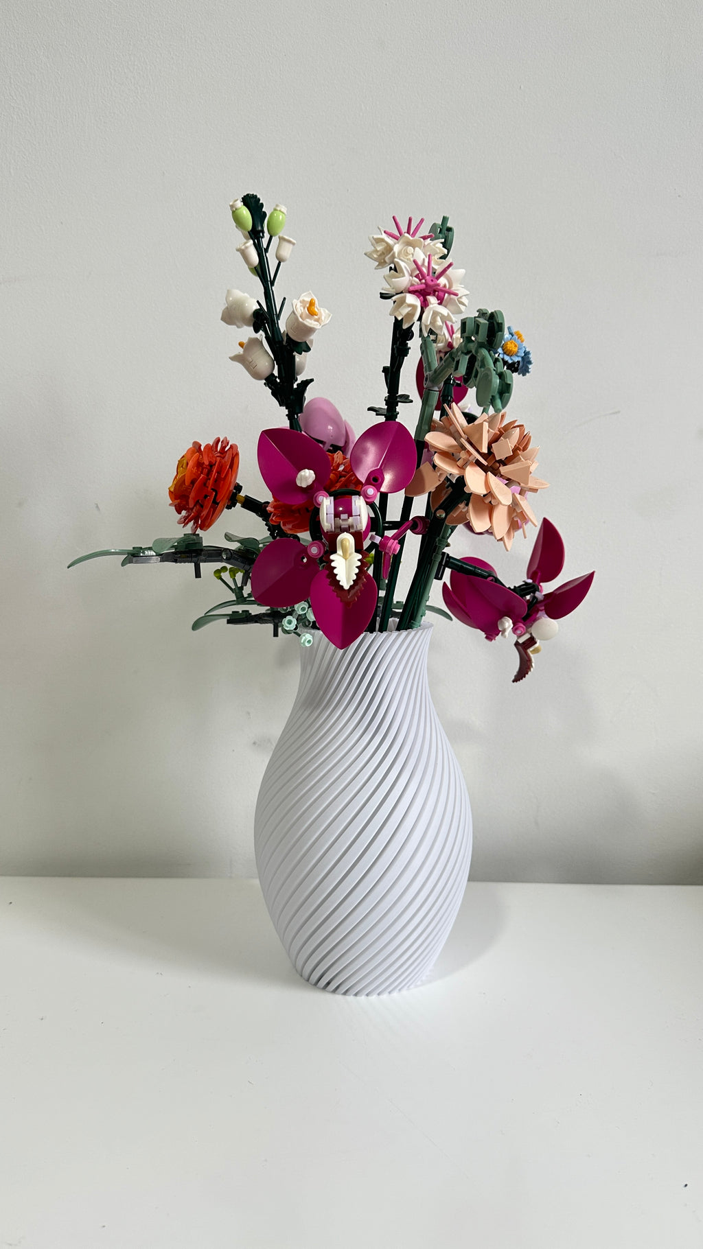 Grand vase torsadé blanc avec bouquet de fleurs LEGO®