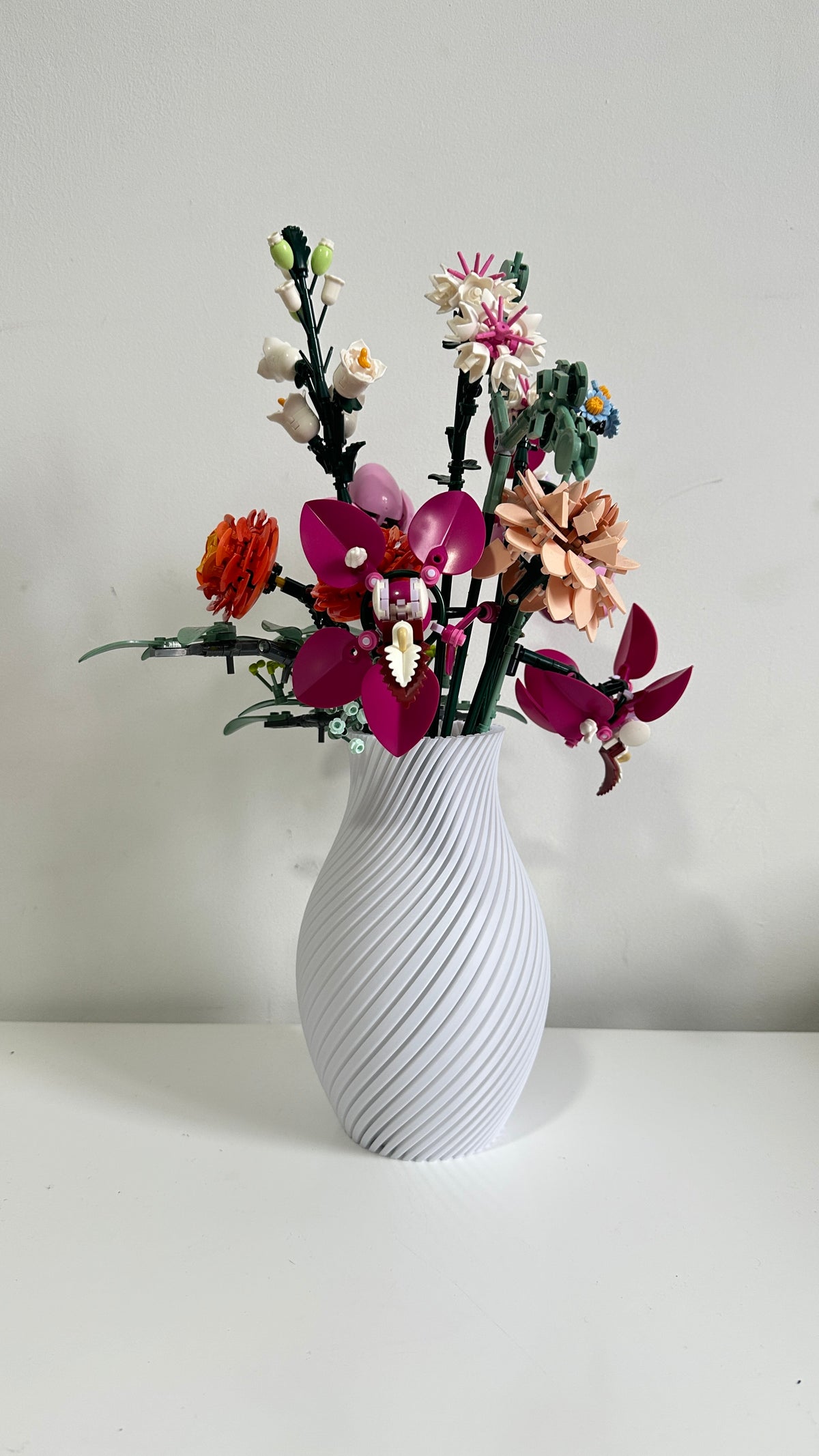 Grand vase torsadé blanc avec bouquet de fleurs LEGO®