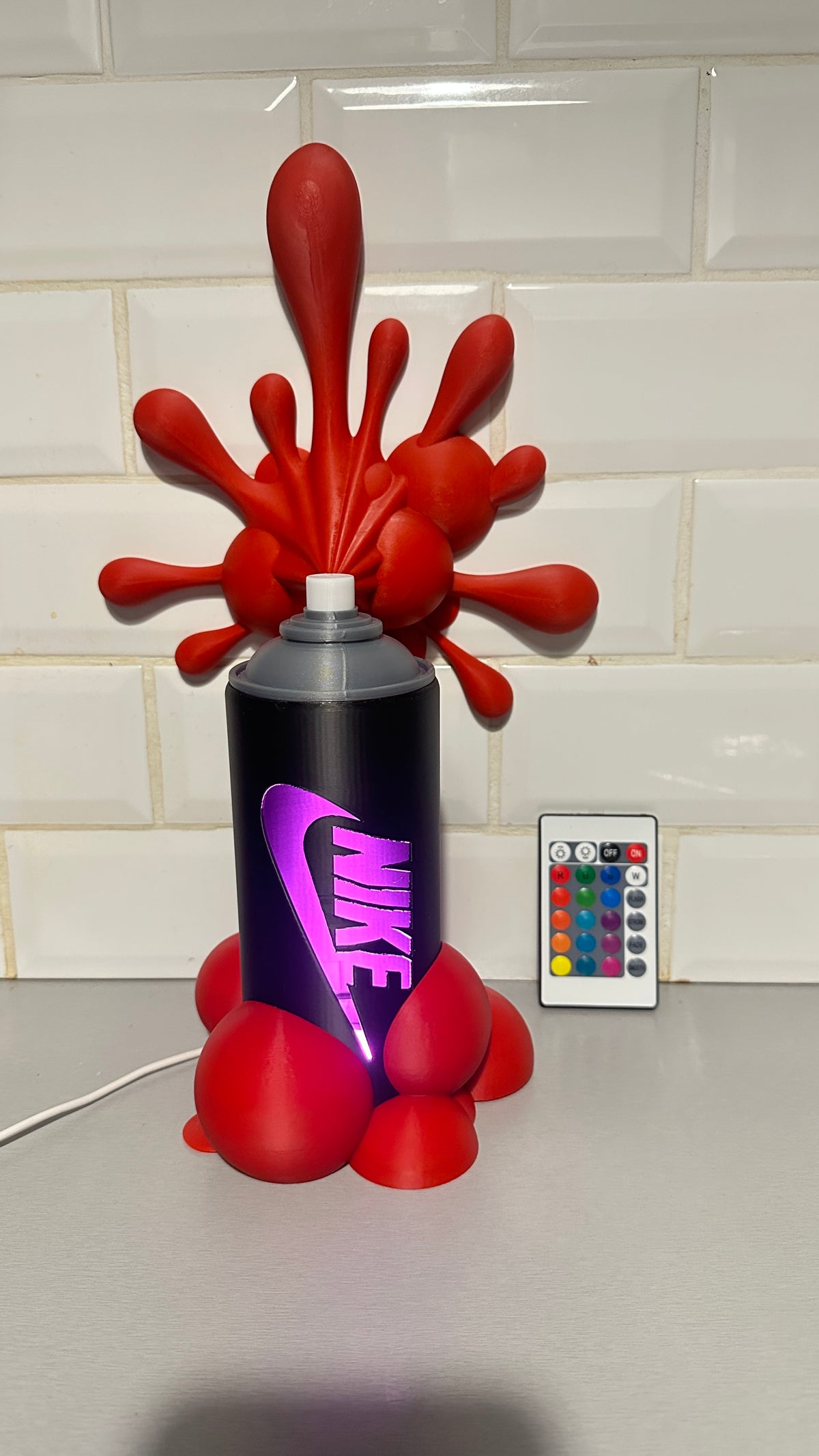 Lampe bombe de peinture style graffiti, éclaboussures rouges, éclairage LED allumé