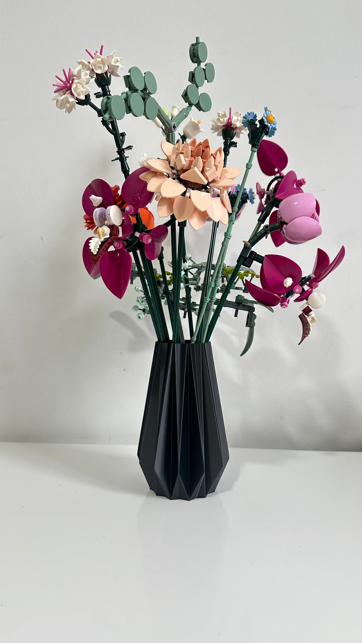 Vase origami à facettes noir avec bouquet de fleurs LEGO®