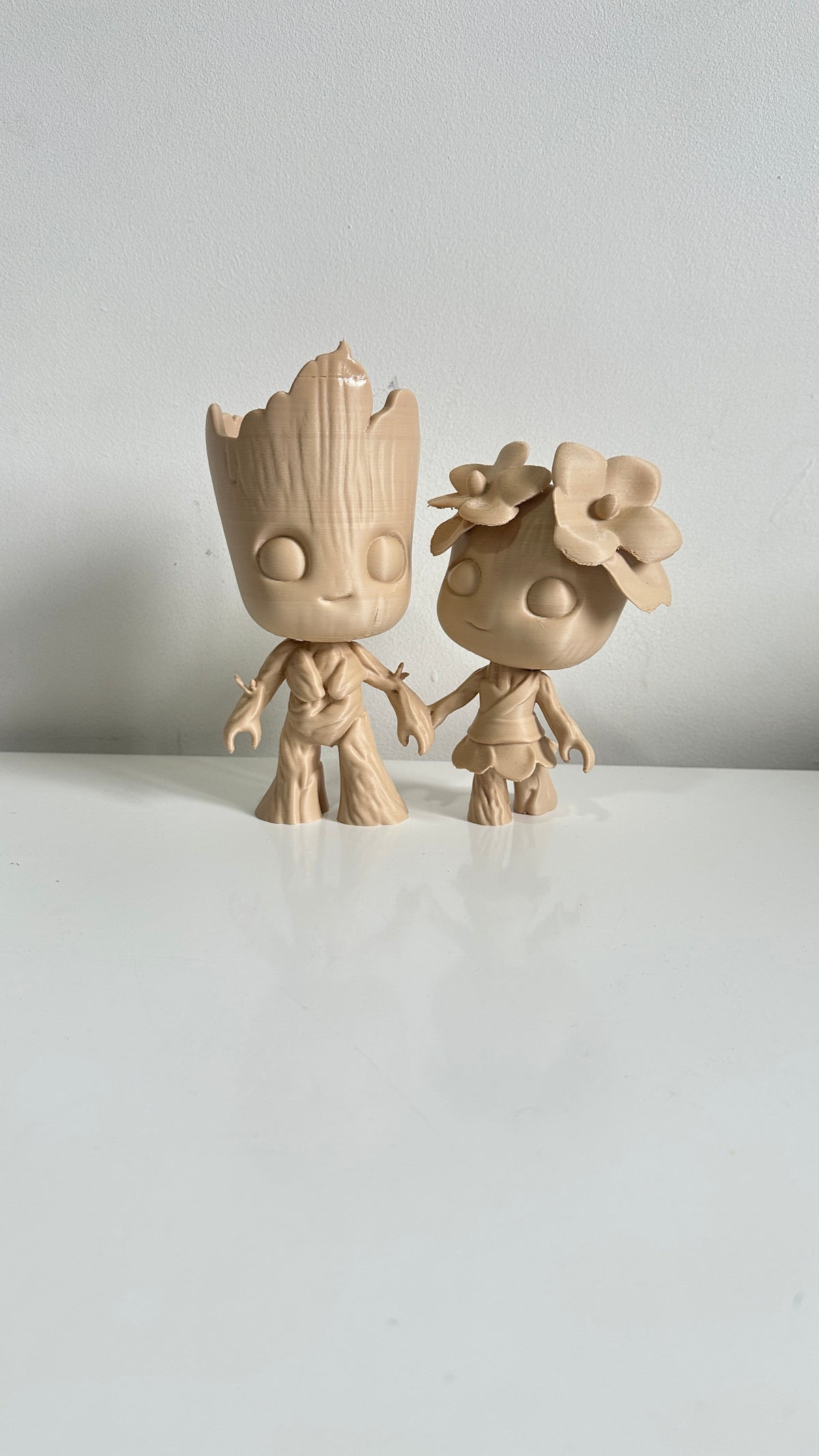 Figurine couple de petits arbres beiges avec fleurs, vue de face