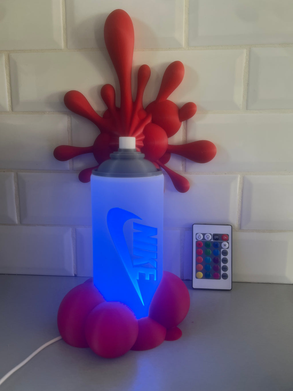 Lampe bombe de peinture style graffiti, éclaboussures rouges, éclairage LED allumé