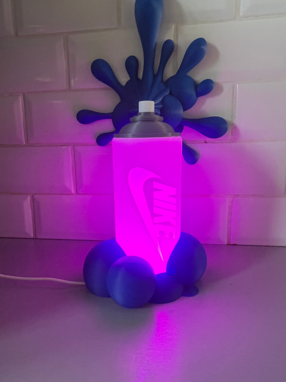 Lampe bombe de peinture style graffiti, éclaboussures bleues, éclairage LED allumé