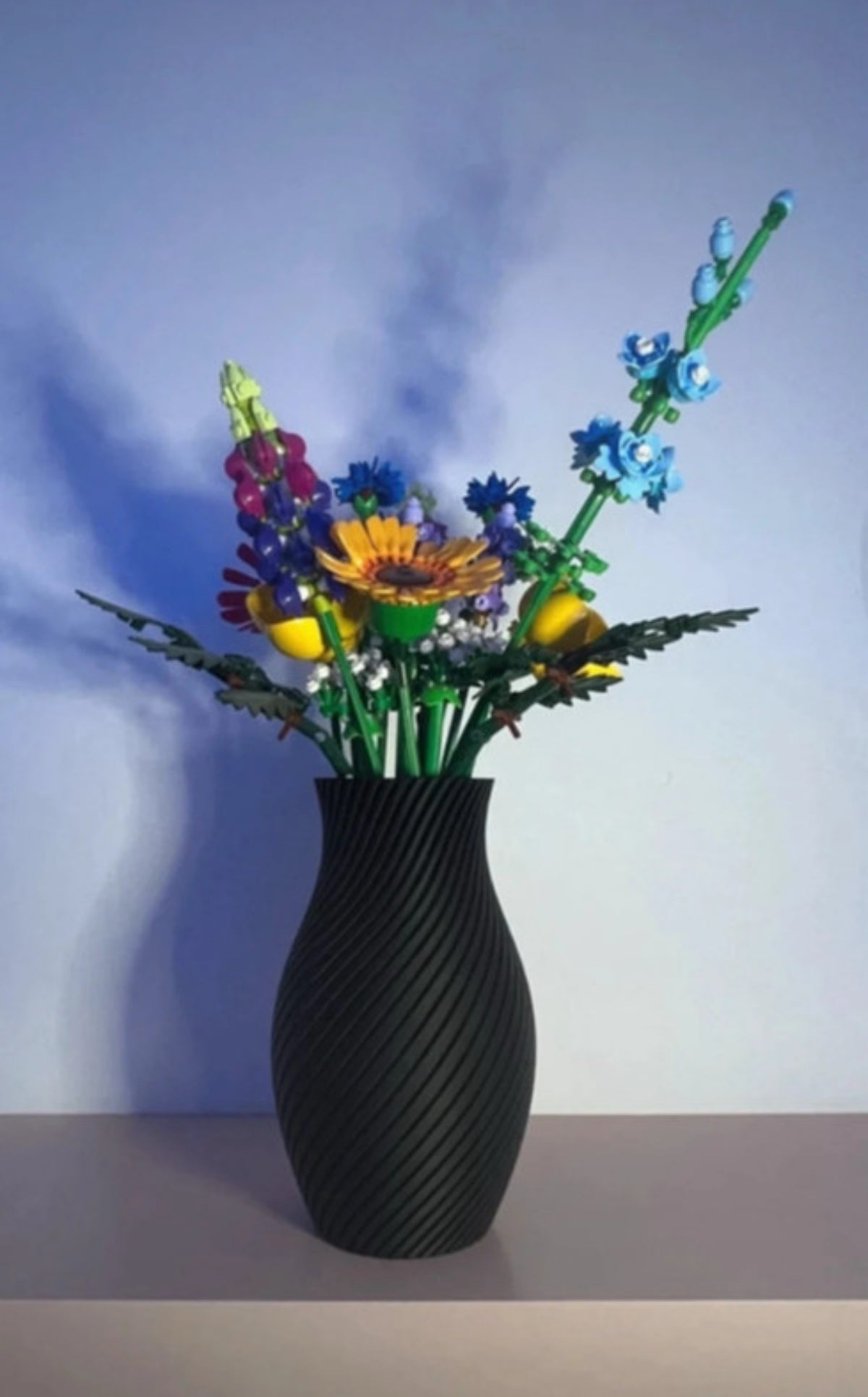 Grand vase torsadé noir avec bouquet de fleurs sauvages LEGO®