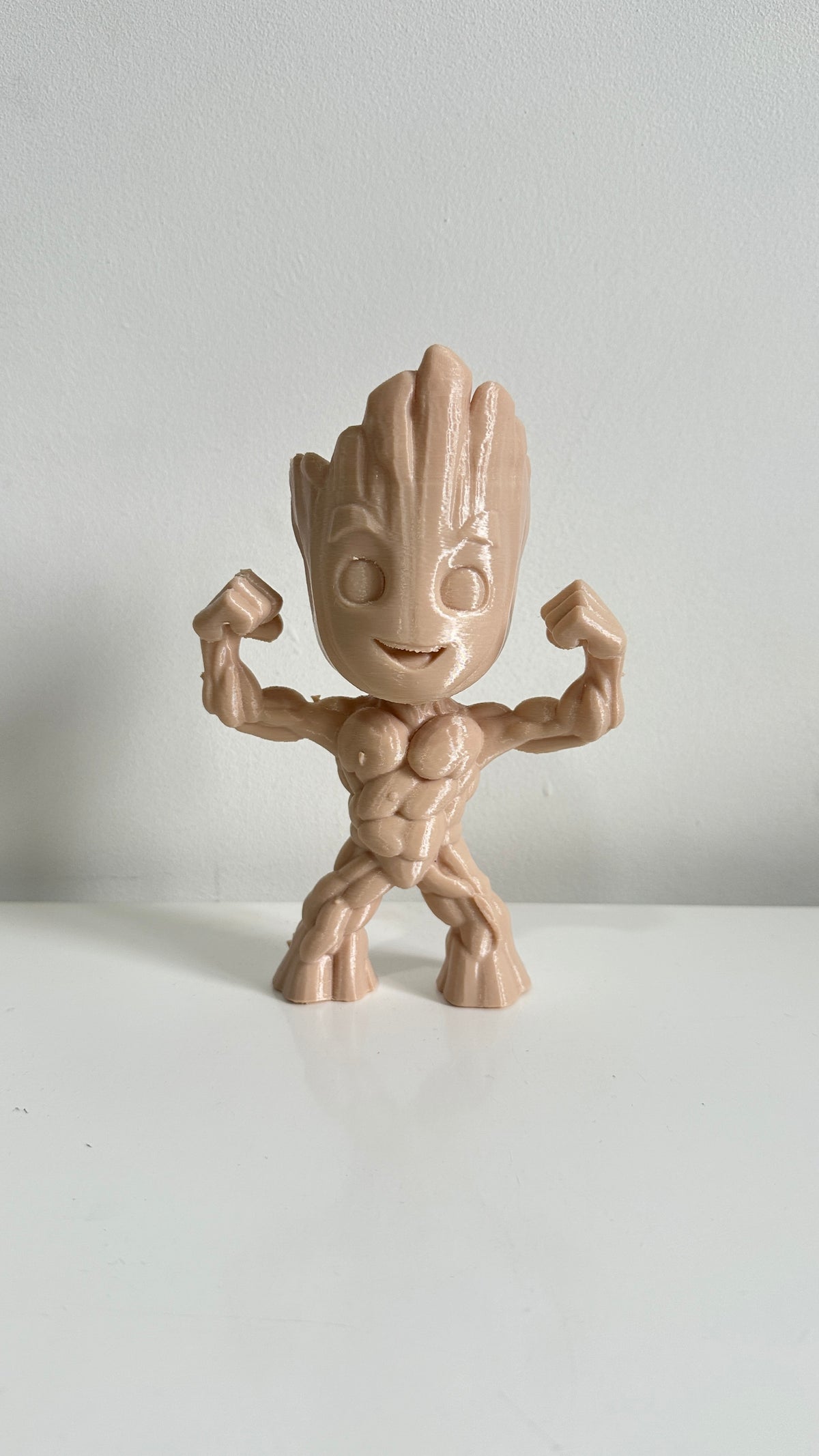 Figurine petit arbre musclé beige, vue de face