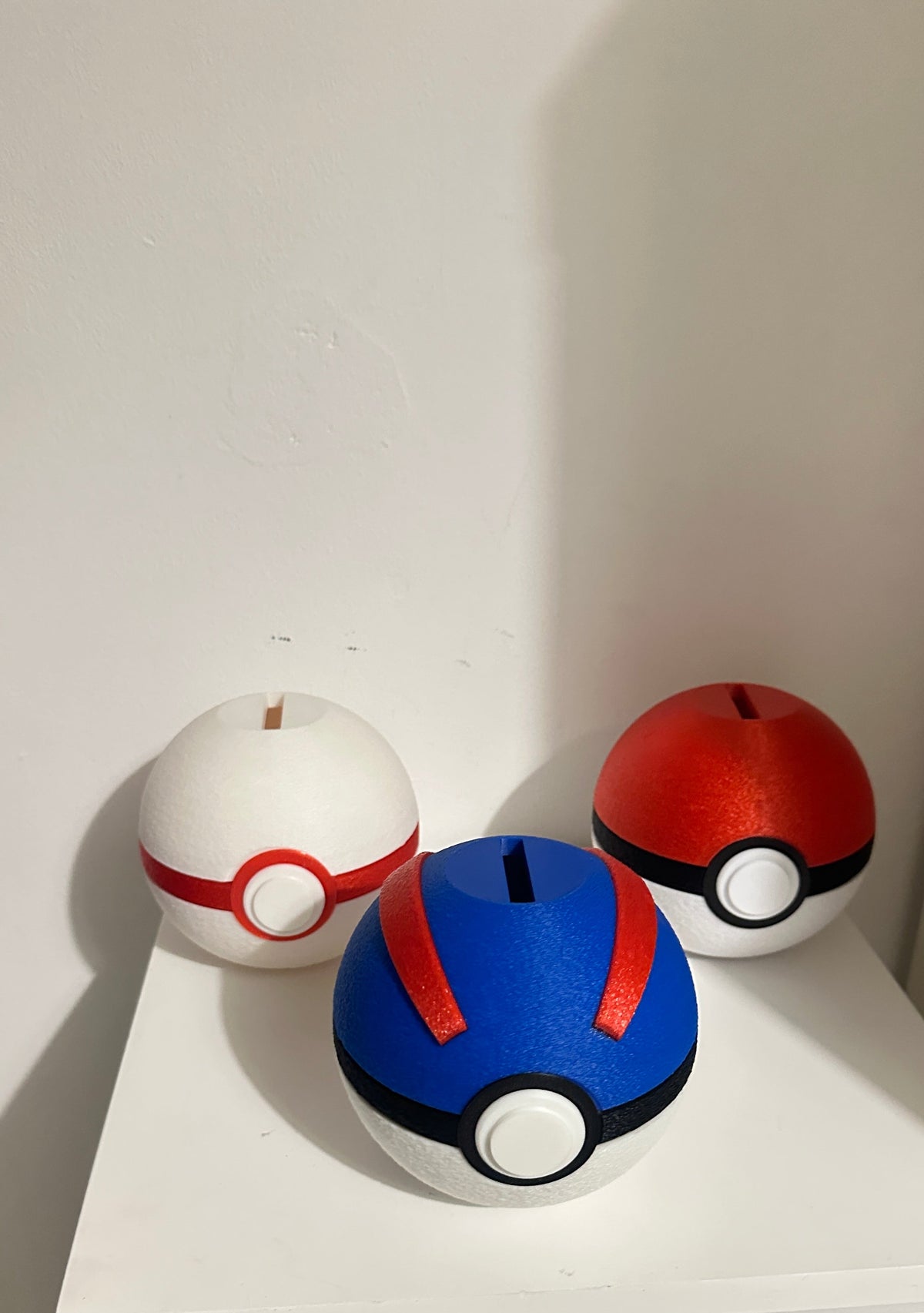 Tirelires boules rouge et blanc, bleu et blanc