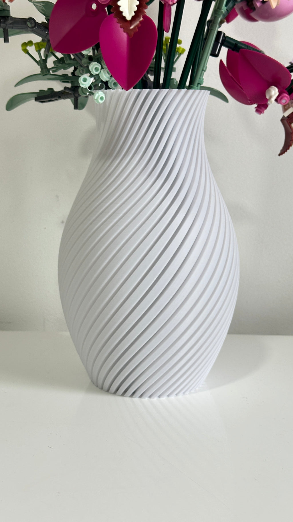 Gros plan sur les stries torsadées du grand vase blanc