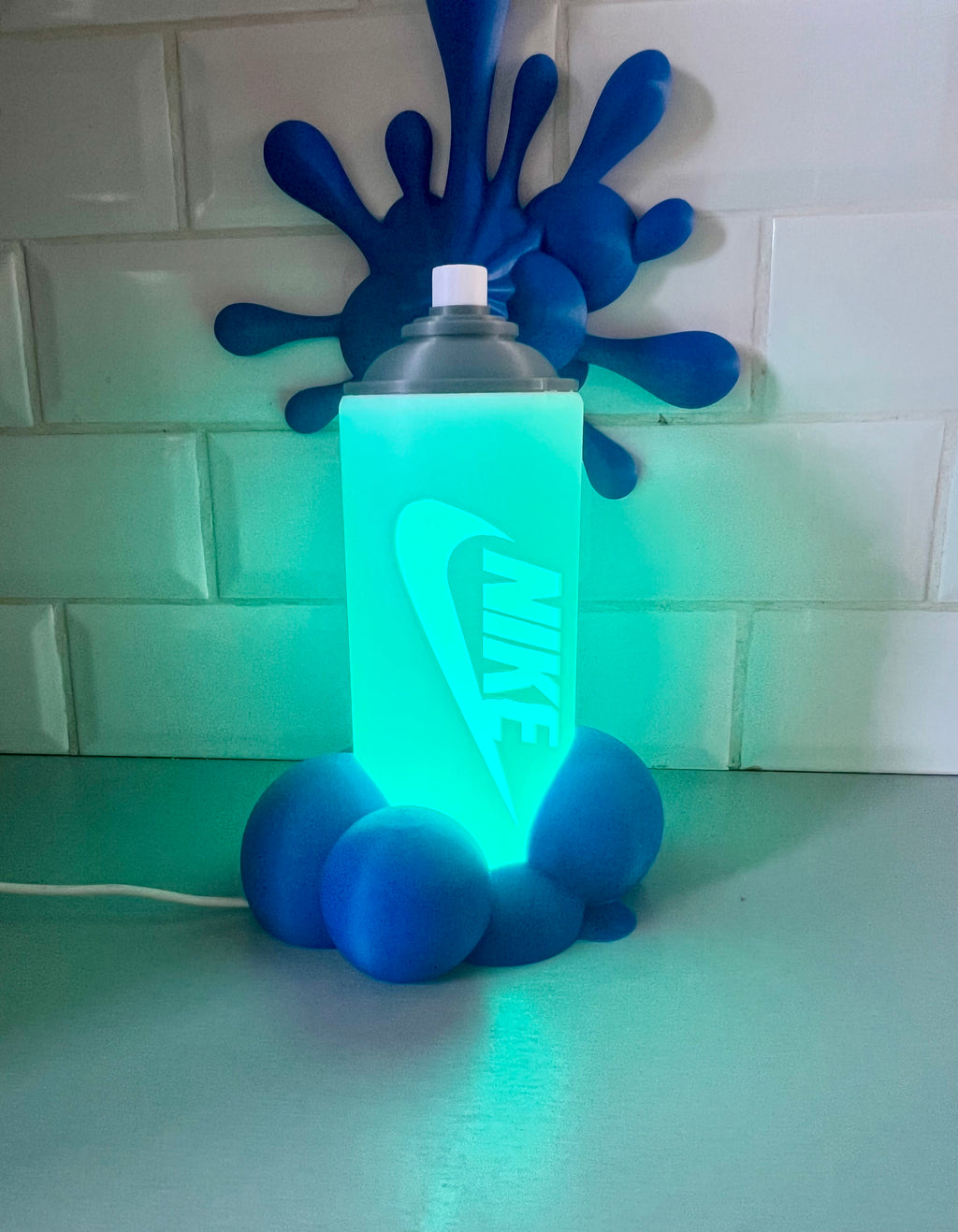 Lampe bombe de peinture style graffiti, éclaboussures bleues, éclairage LED allumé