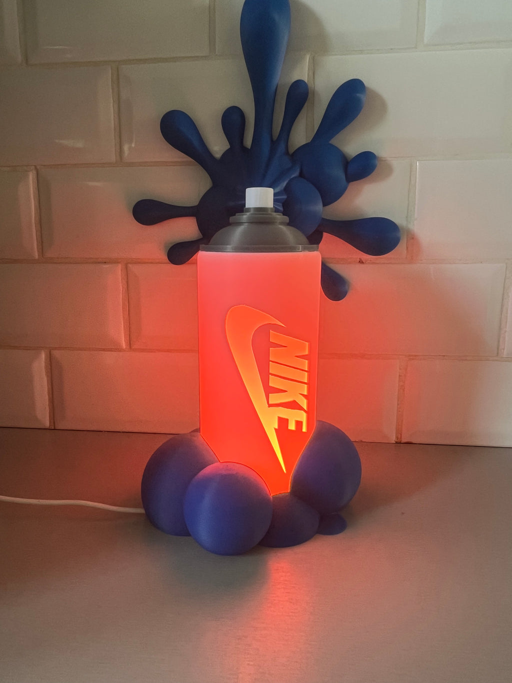 Lampe bombe de peinture style graffiti, éclaboussures bleues, éclairage LED allumé