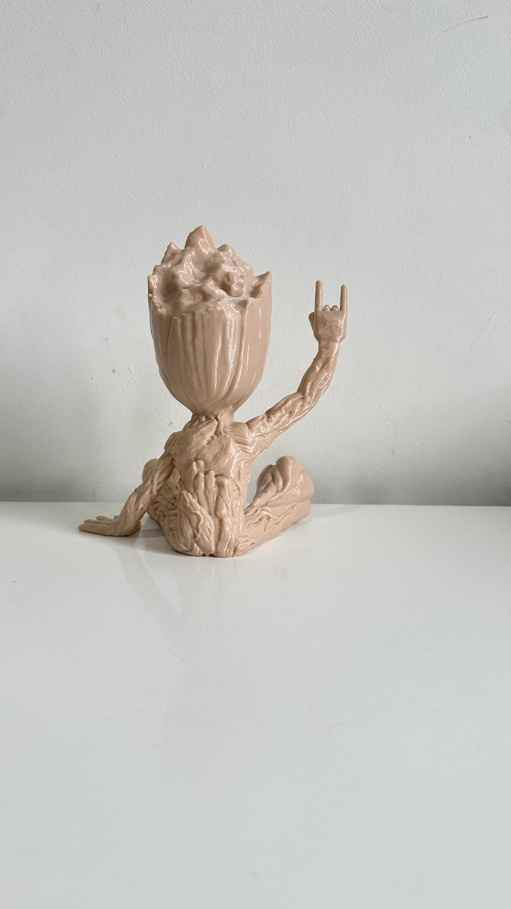 Figurine petit arbre beige bras levés, vue de trois quarts