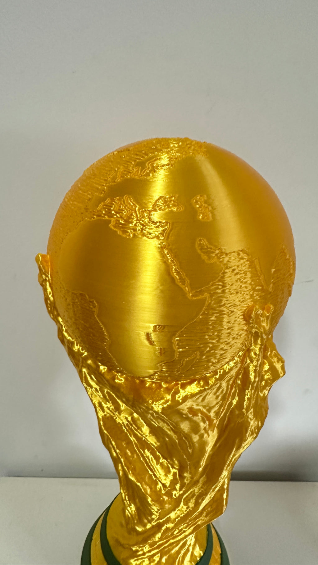 Gros plan sur la finition dorée du trophée