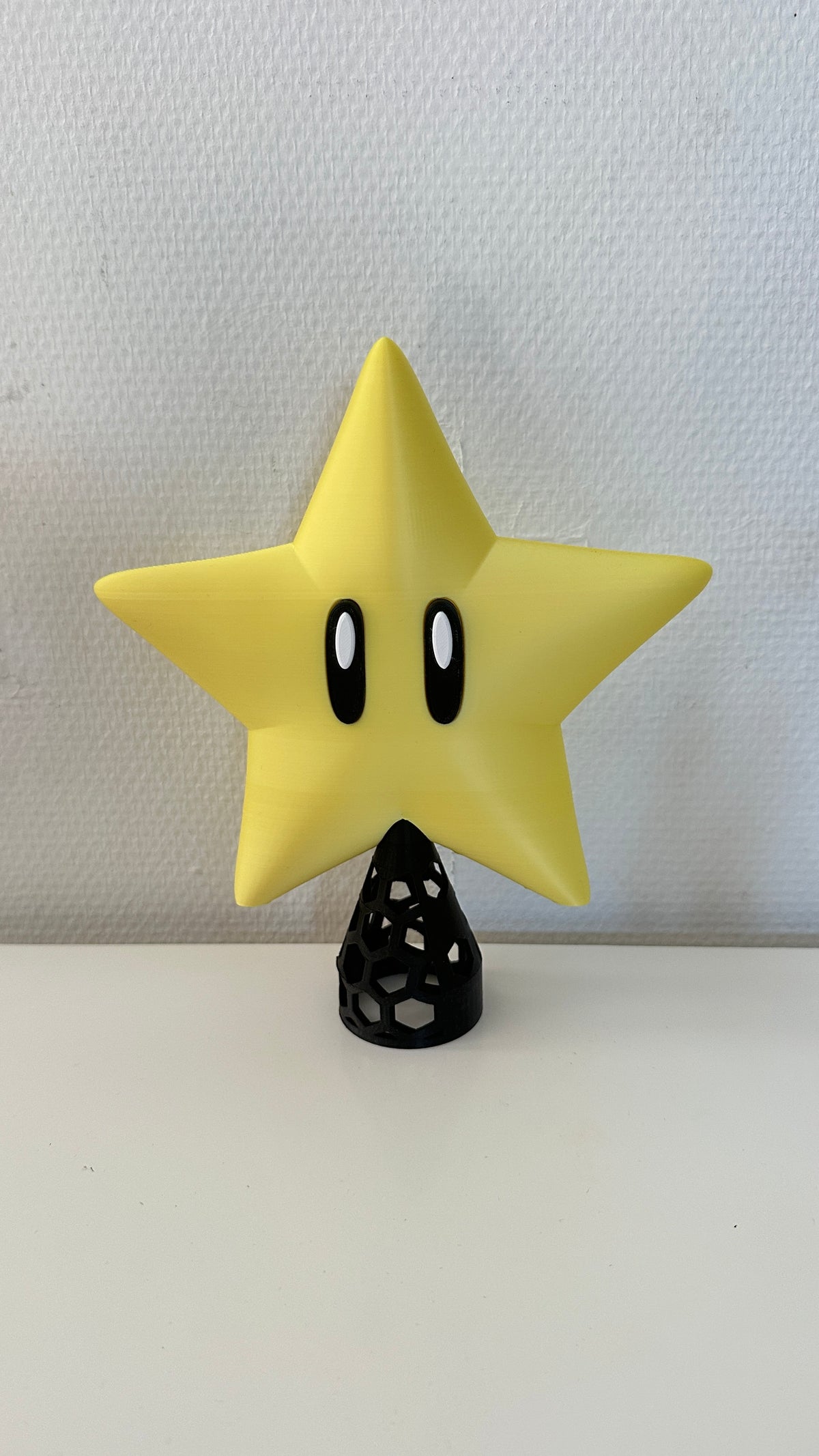 Étoile à grands yeux jaune sur son support