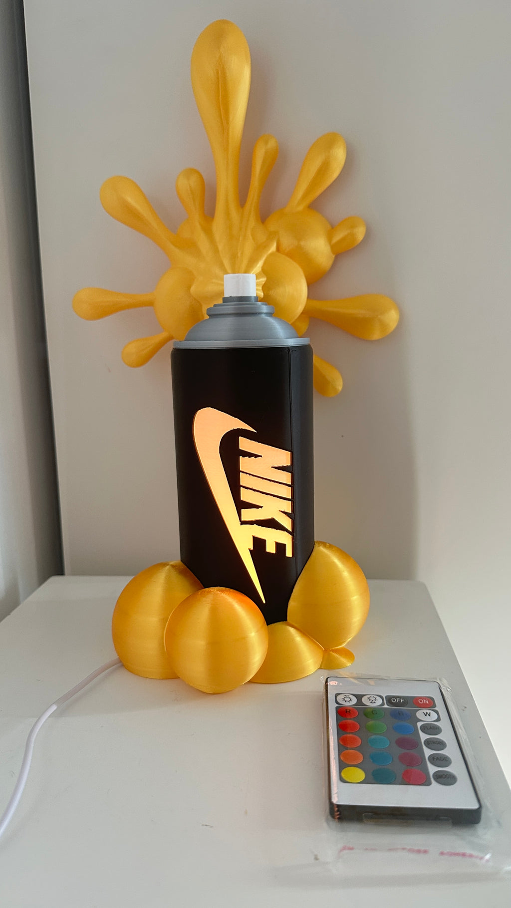 Lampe bombe de peinture style graffiti, éclaboussures jaunes, éclairage LED allumé