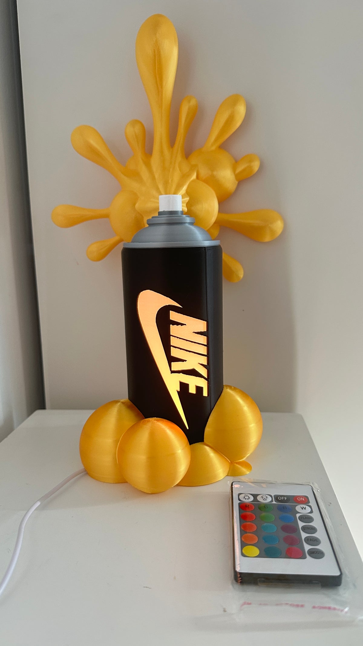 Lampe bombe de peinture style graffiti, éclaboussures jaunes, éclairage LED allumé