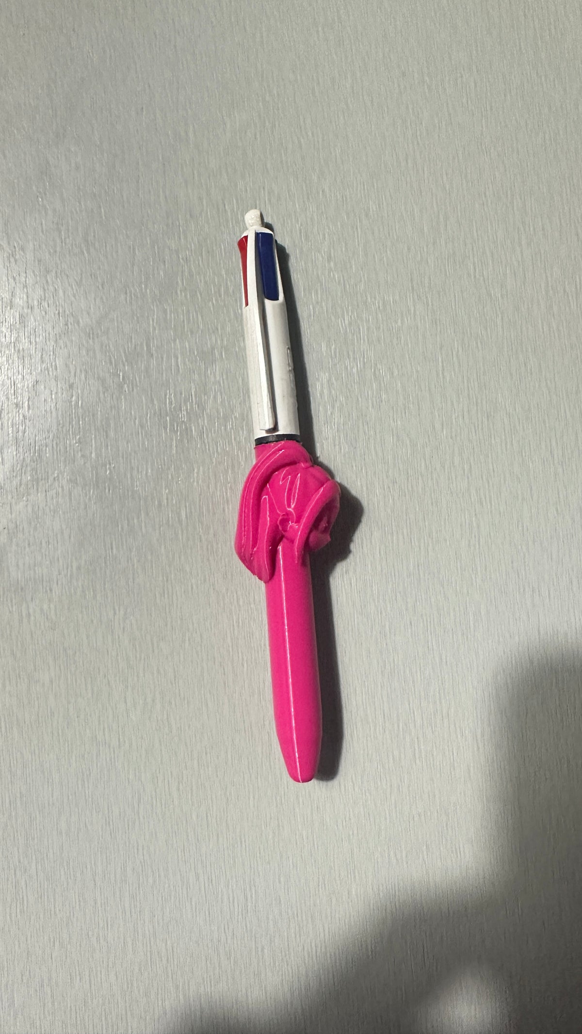 Stylo avec figurine rose, vue de face