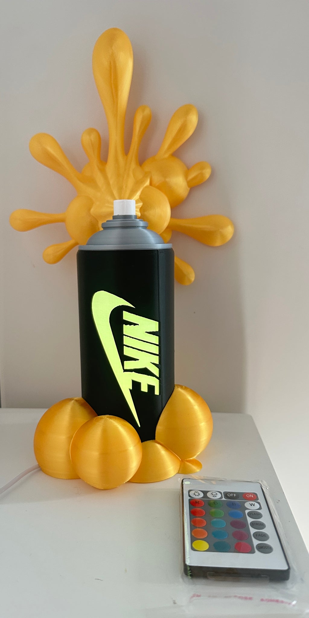 Lampe bombe de peinture style graffiti, éclaboussures jaunes, éclairage LED allumé