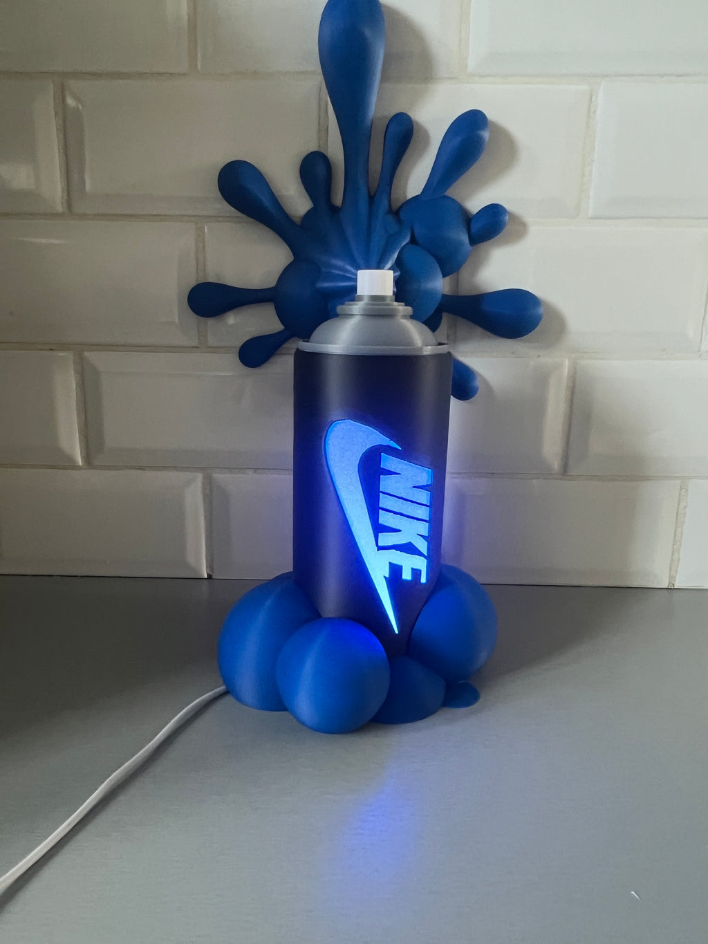 Lampe bombe de peinture style graffiti, éclaboussures bleues, éclairage LED allumé