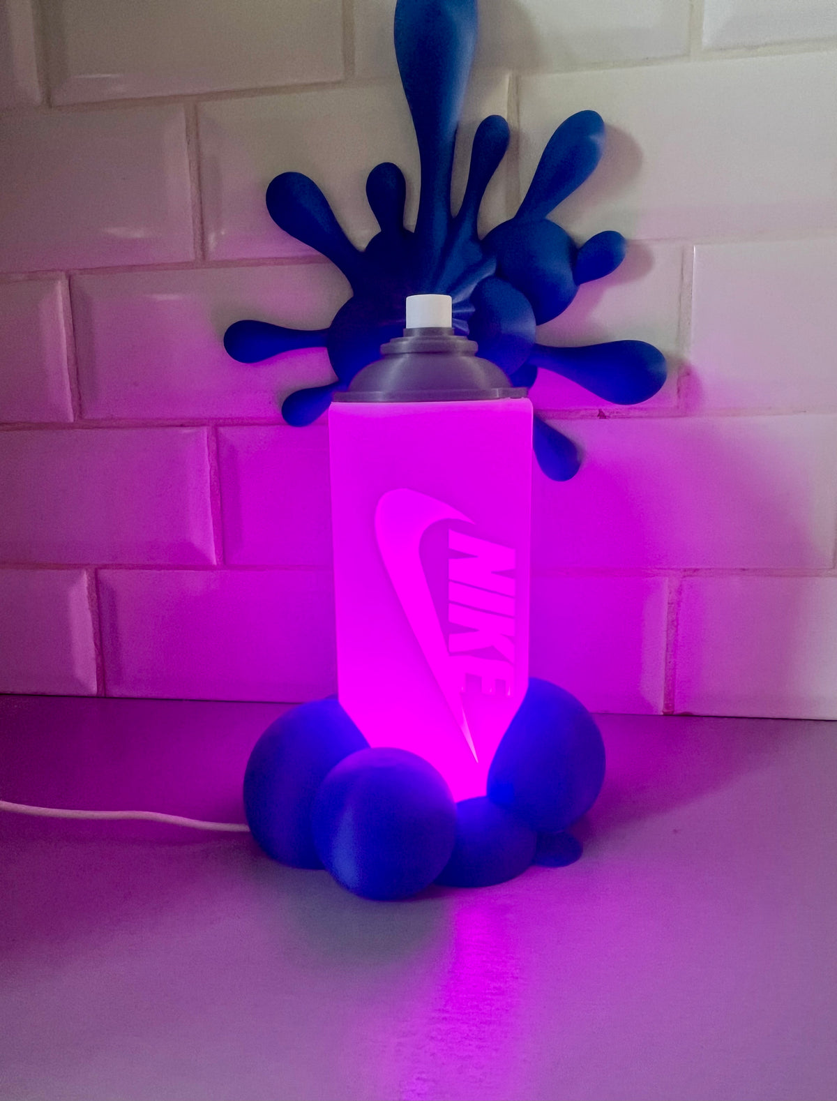 Lampe bombe de peinture style graffiti, éclaboussures bleues, éclairage LED allumé