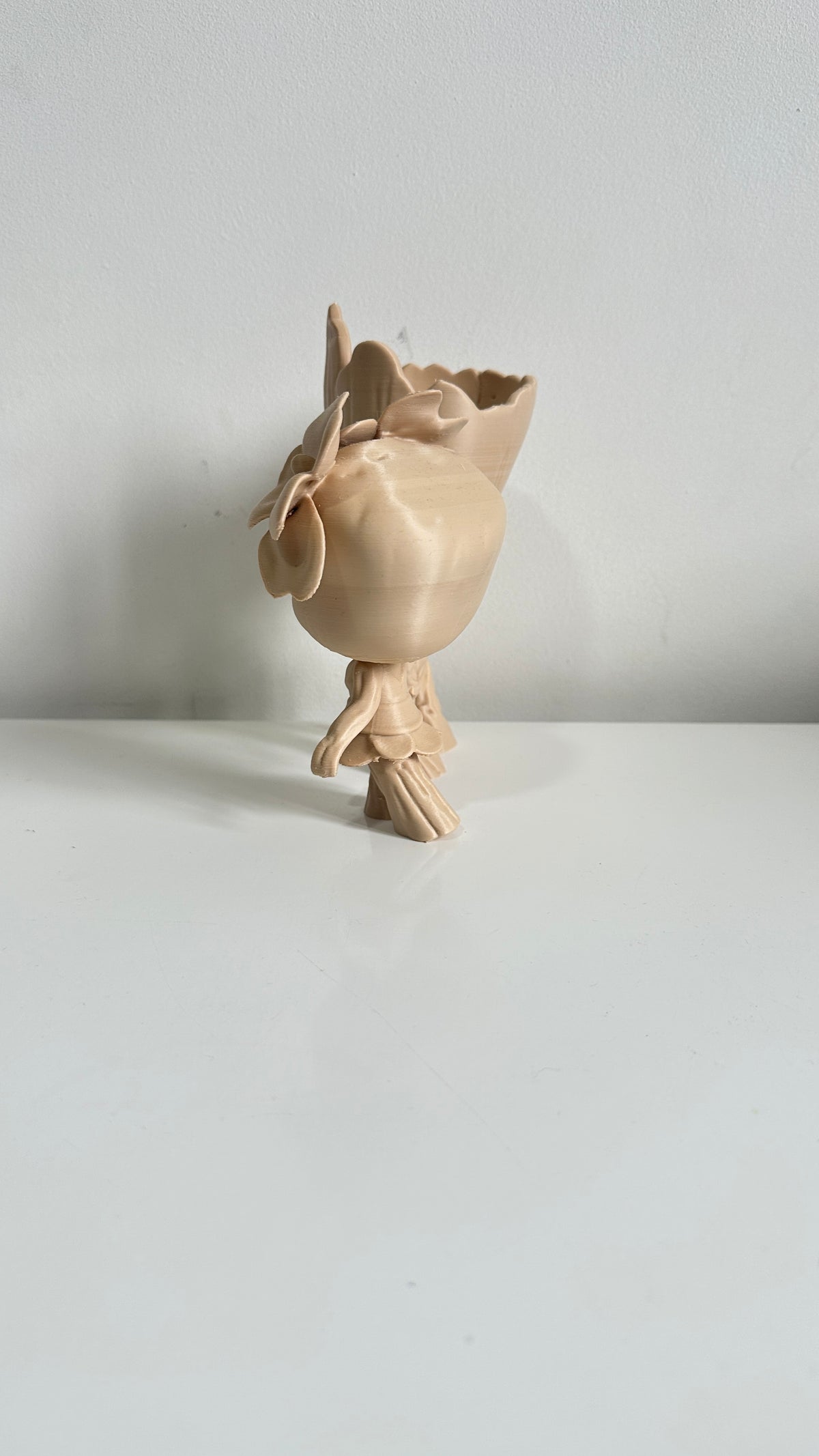 Figurine couple de petits arbres beiges avec fleurs, vue de dos